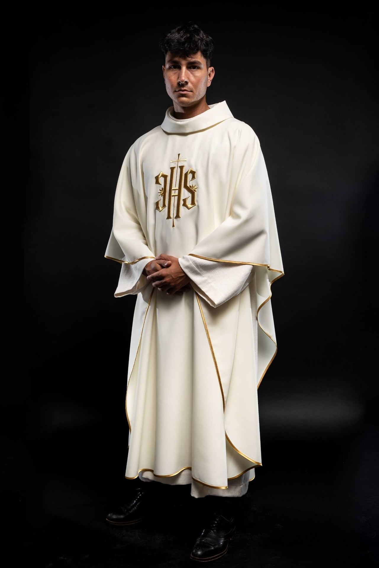 Ornat Liturgiczny Ecru z Haftem IHS - Złota Lamówka - alba.pl