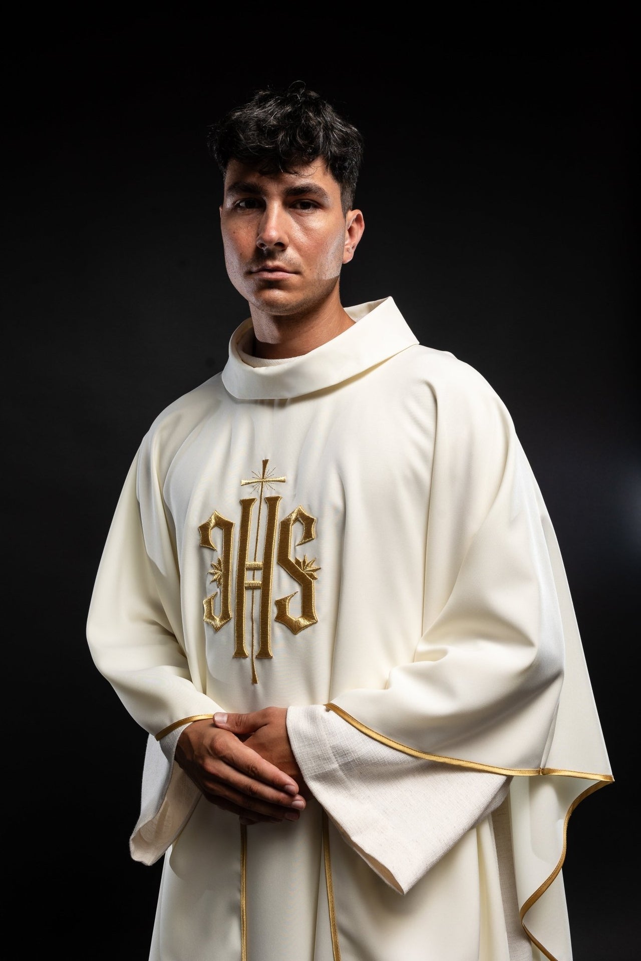 Ornat Liturgiczny Ecru z Haftem IHS - Złota Lamówka - alba.pl