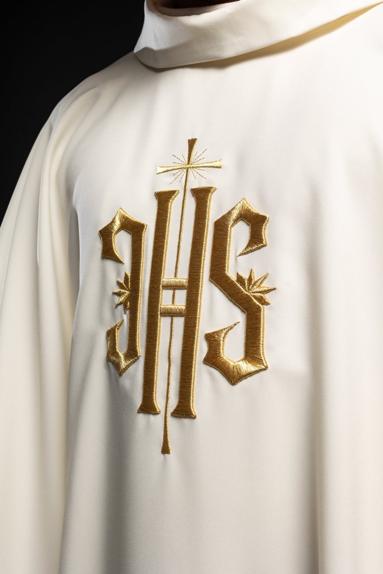 Ornat Liturgiczny Ecru z Haftem IHS - Złota Lamówka - alba.pl