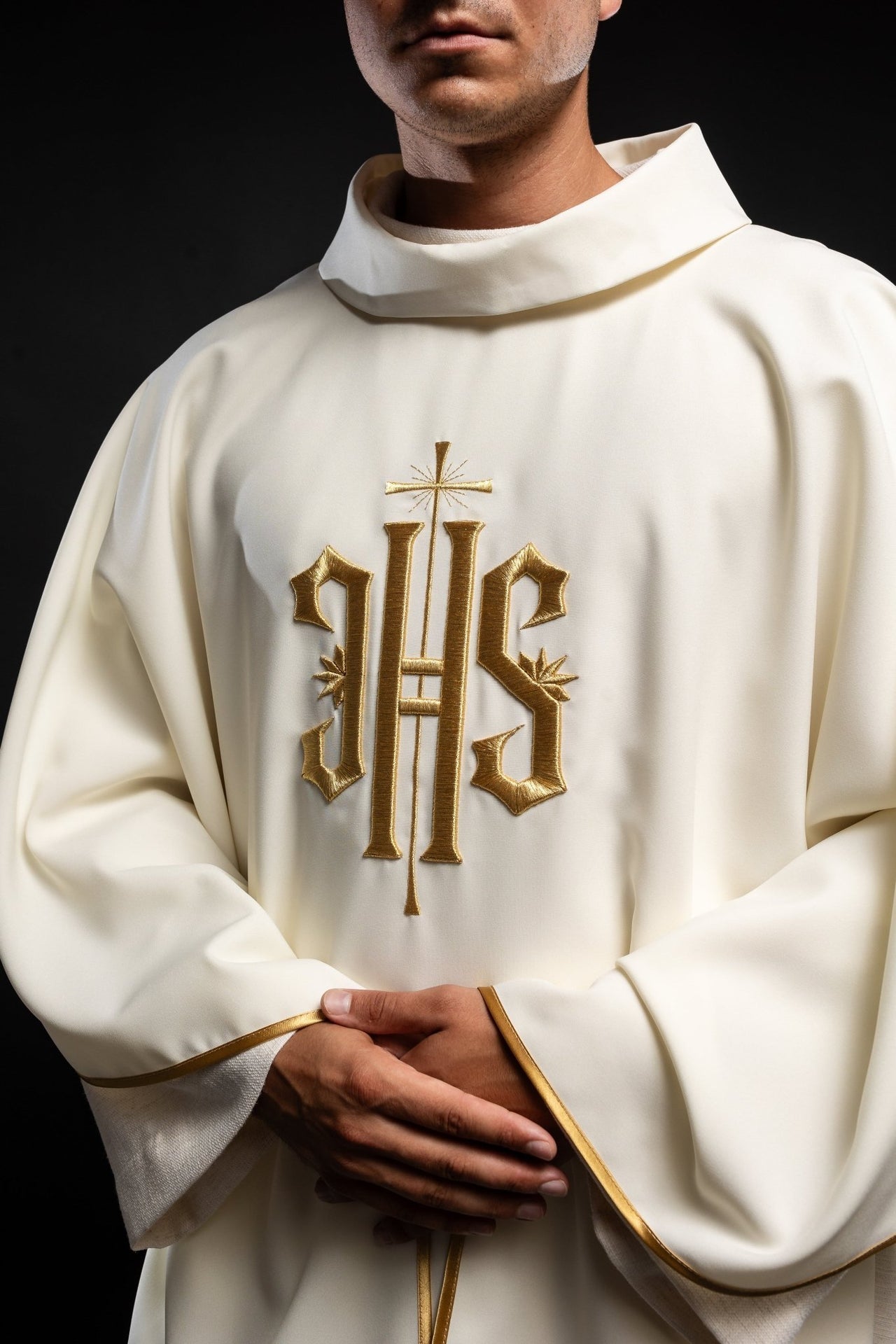 Ornat Liturgiczny Ecru z Haftem IHS - Złota Lamówka - alba.pl