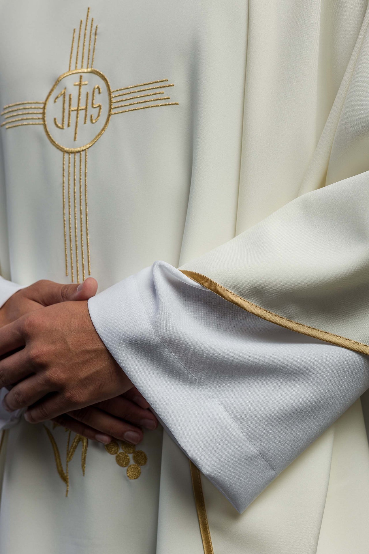 Ornat Liturgiczny Ecru z Haftem IHS Złotą Nicią - alba.pl
