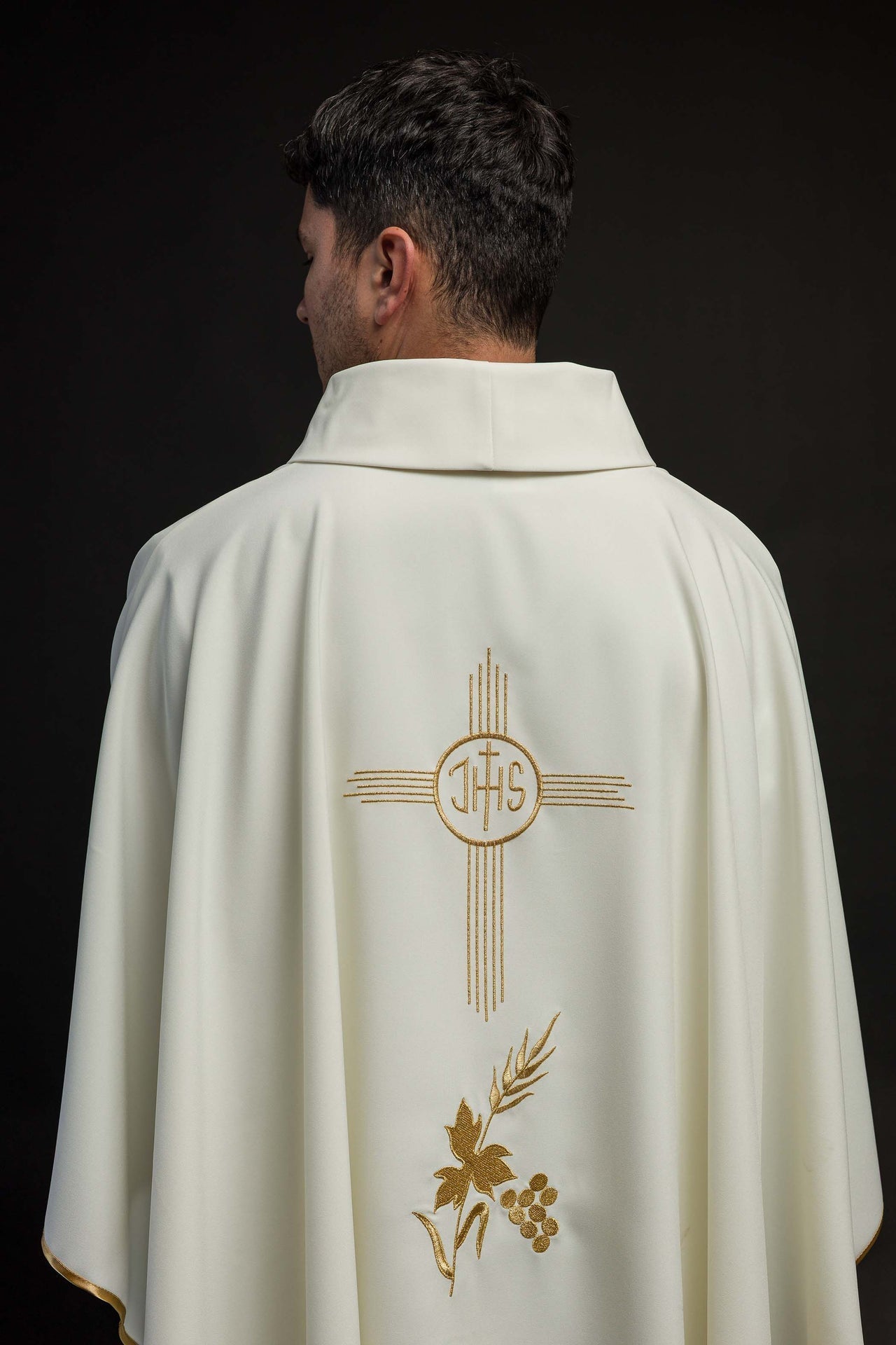 Ornat Liturgiczny Ecru z Haftem IHS Złotą Nicią - alba.pl