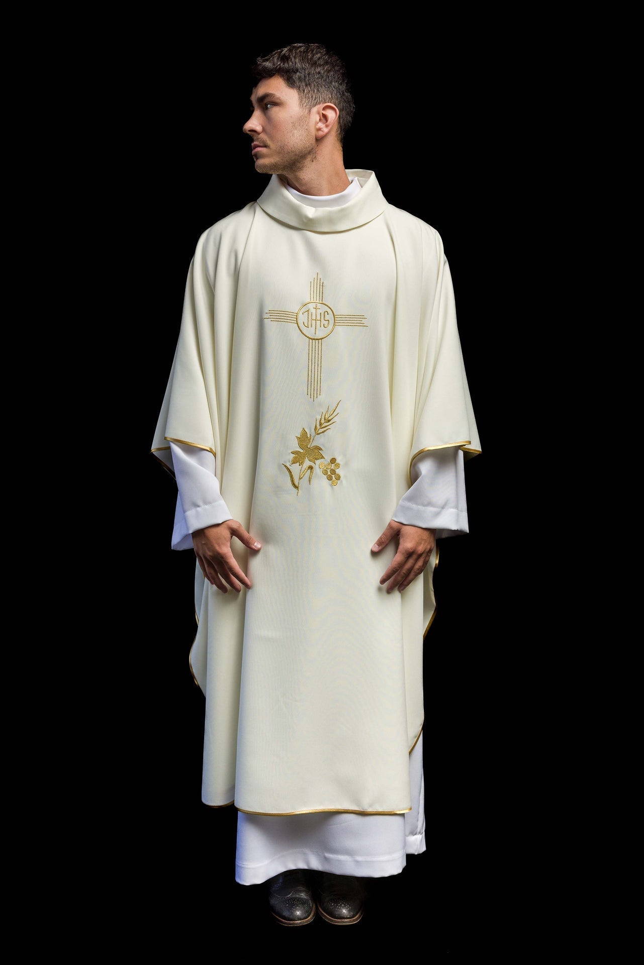 Ornat Liturgiczny Ecru z Haftem IHS Złotą Nicią - alba.pl