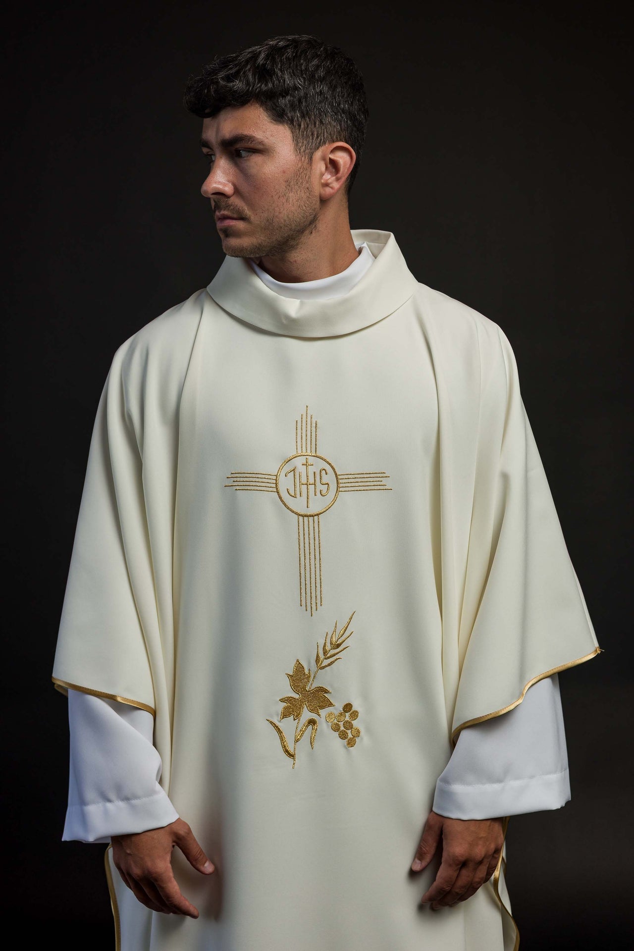 Ornat Liturgiczny Ecru z Haftem IHS Złotą Nicią - alba.pl