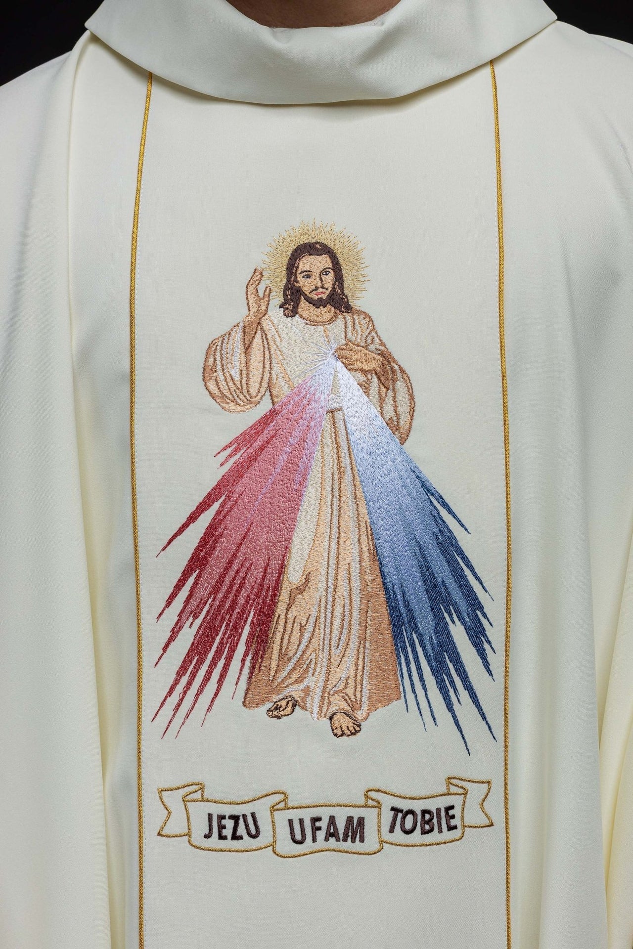 Ornat Liturgiczny Ecru z Haftem Jezus Miłosierny IHS - alba.pl