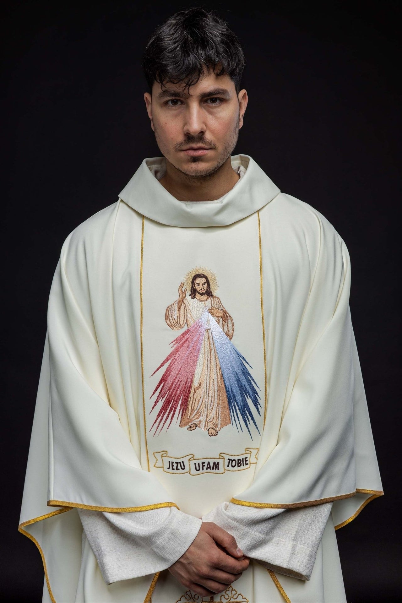 Ornat Liturgiczny Ecru z Haftem Jezus Miłosierny IHS - alba.pl