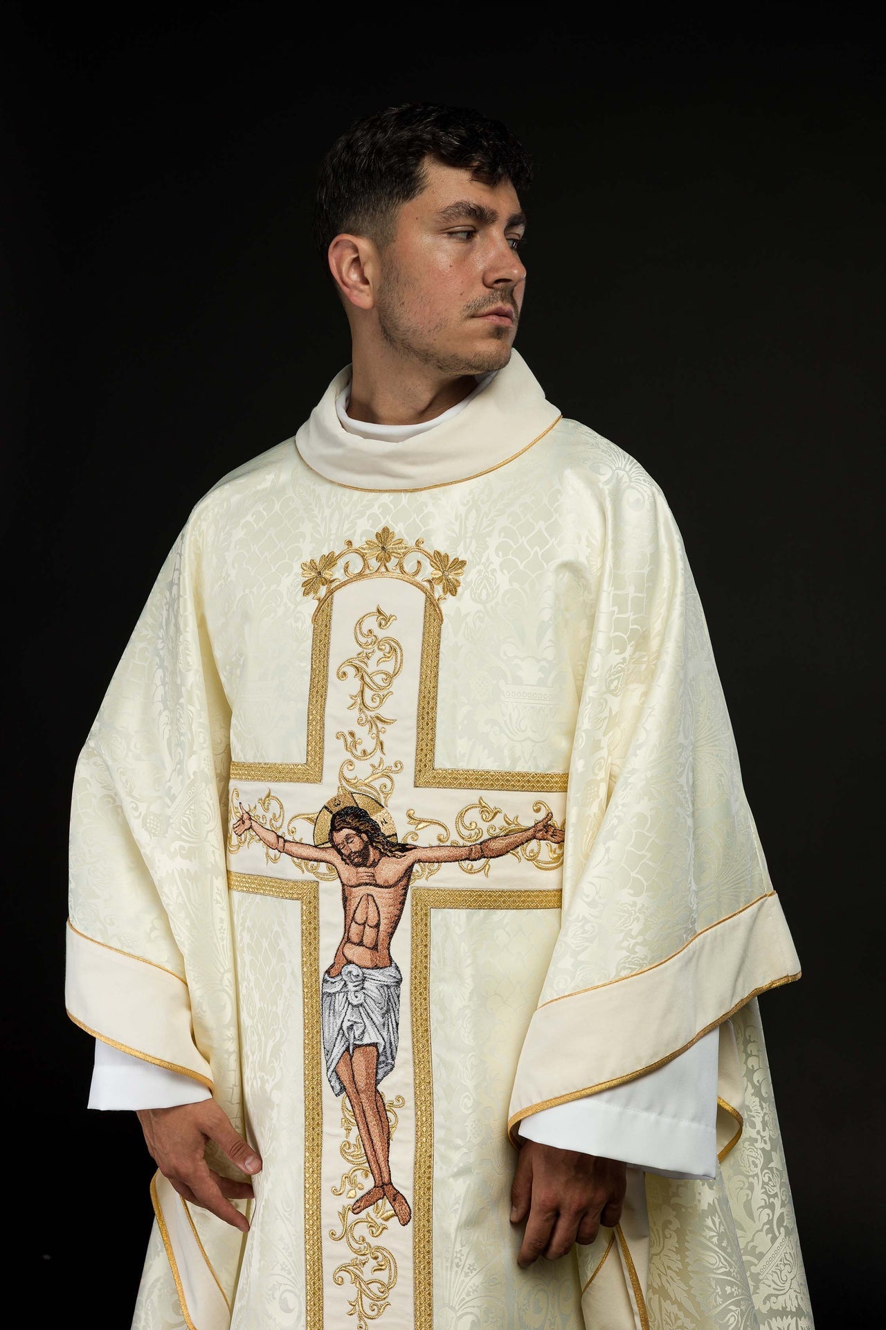 Ornat Liturgiczny Ecru z Haftem Jezusa Chrystusa na Krzyżu - alba.pl