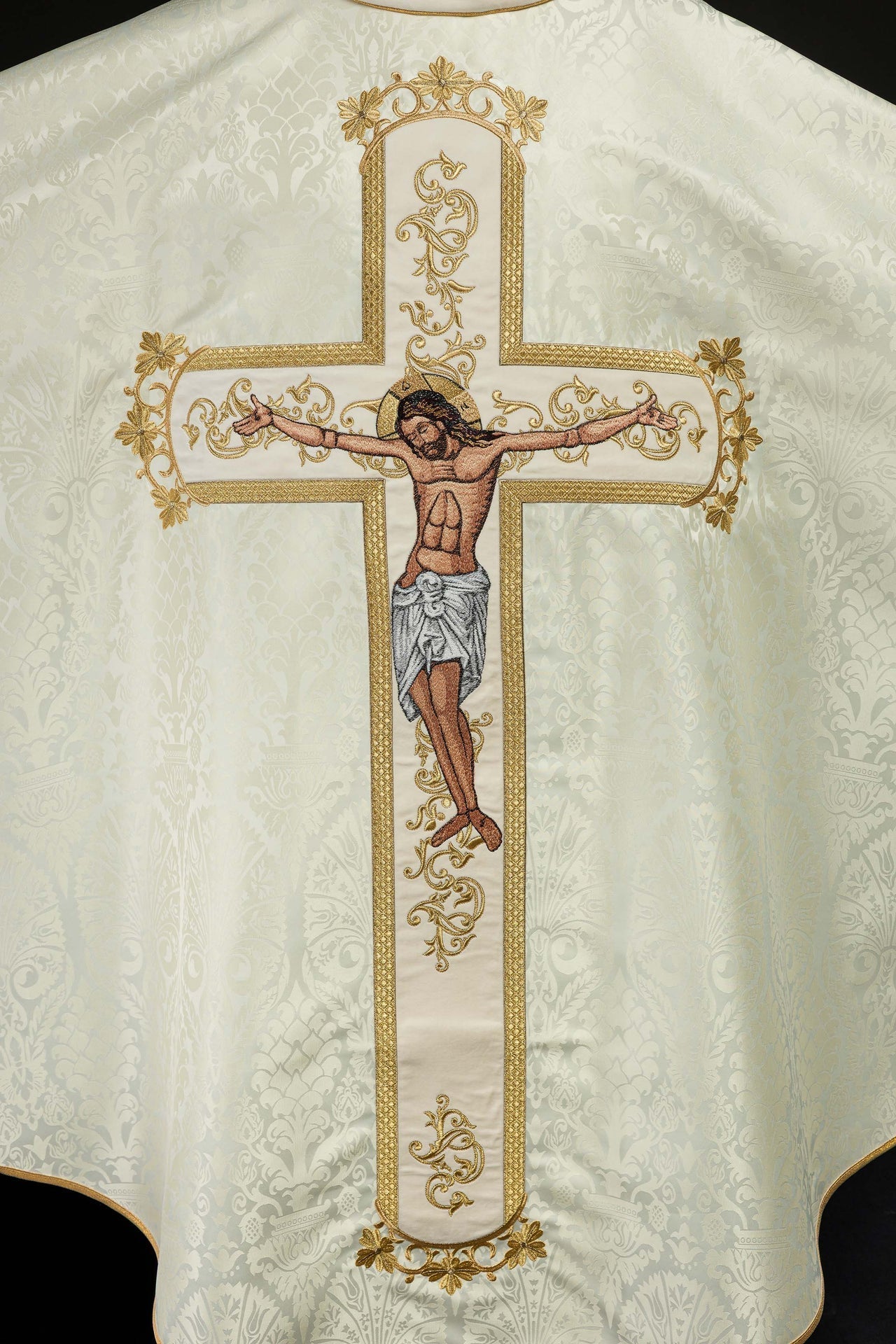 Ornat Liturgiczny Ecru z Haftem Jezusa Chrystusa na Krzyżu - alba.pl