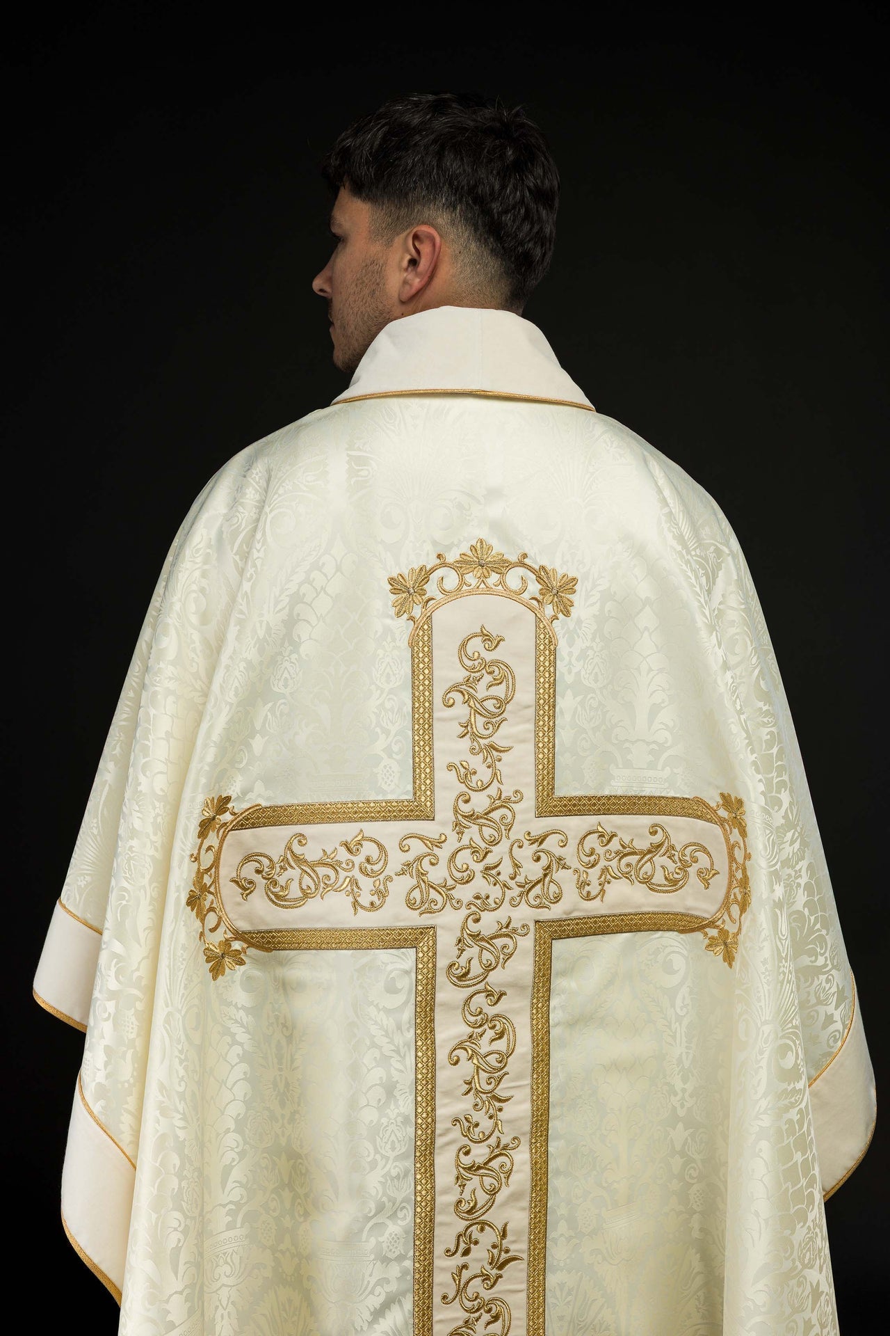 Ornat Liturgiczny Ecru z Haftem Jezusa Chrystusa na Krzyżu - alba.pl