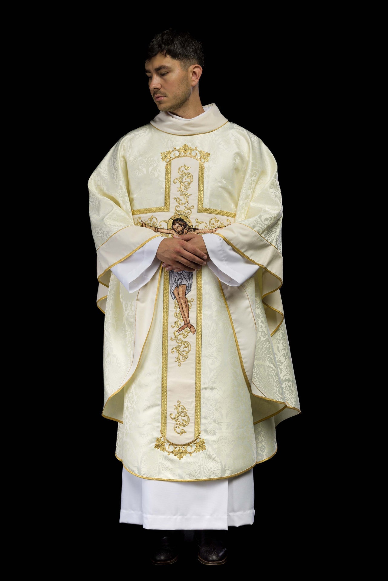 Ornat Liturgiczny Ecru z Haftem Jezusa Chrystusa na Krzyżu - alba.pl