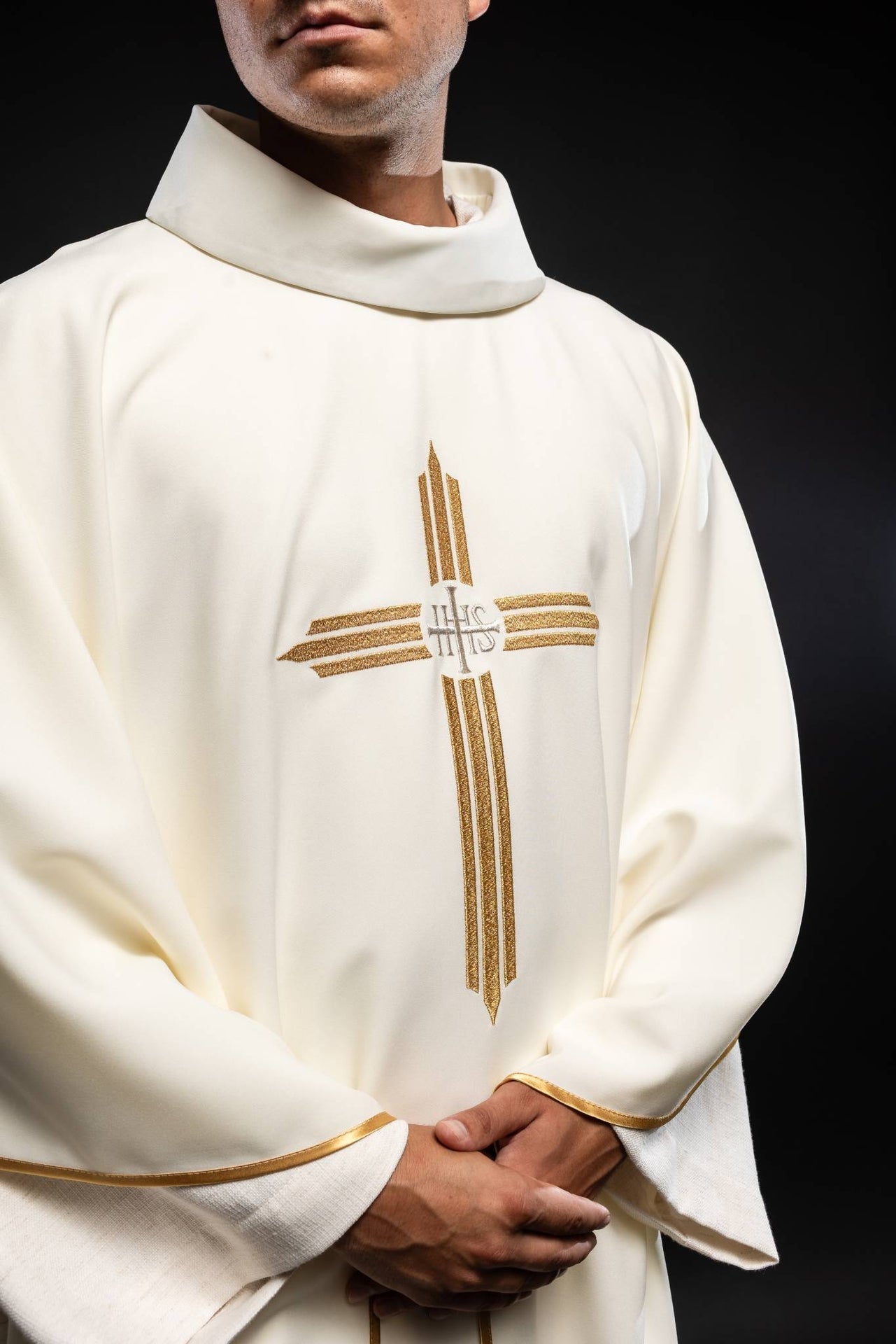 Ornat Liturgiczny Ecru z Haftem Krzyża i IHS - Złota Lamówka - alba.pl