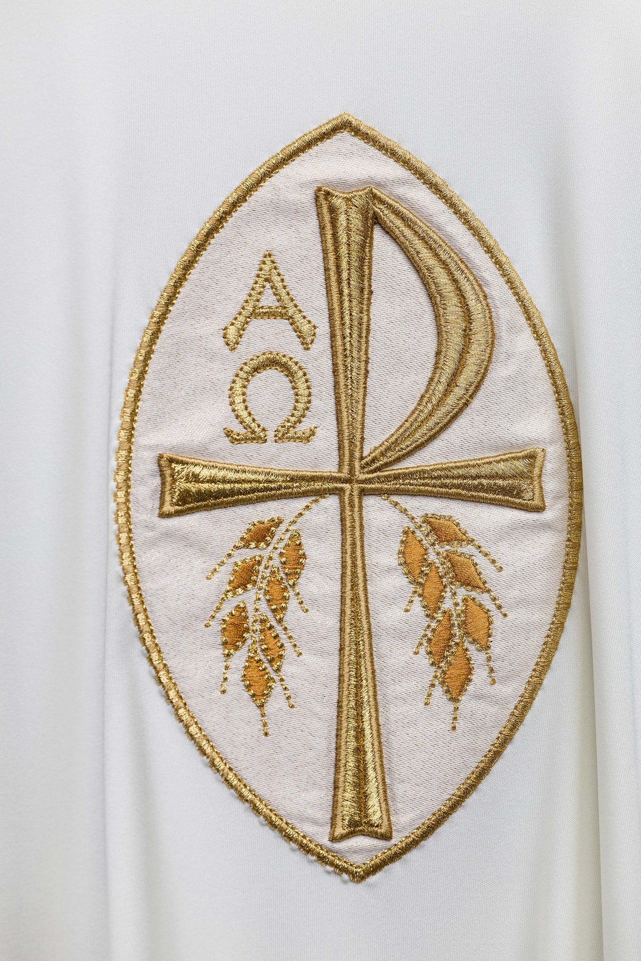 Ornat Liturgiczny Ecru z Haftem Krzyża i Symbolami Eucharystycznymi - alba.pl