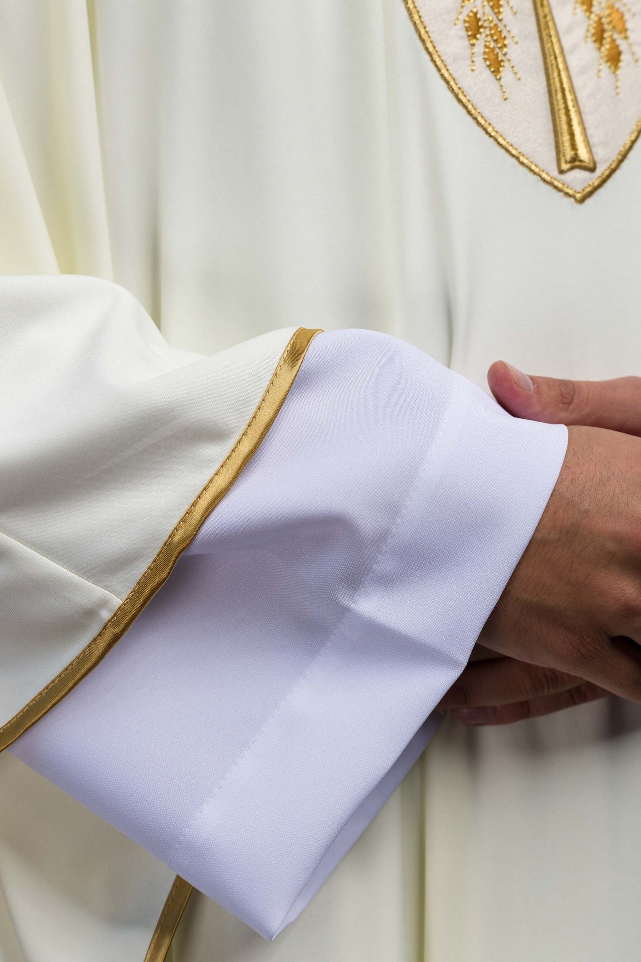Ornat Liturgiczny Ecru z Haftem Krzyża i Symbolami Eucharystycznymi - alba.pl