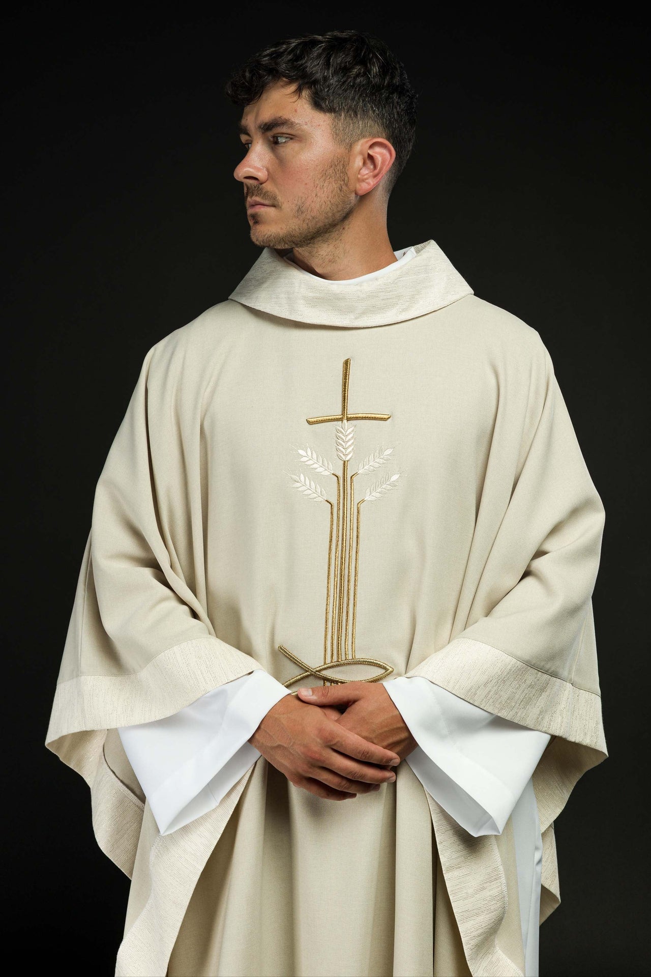 Ornat Liturgiczny Ecru z Haftem Krzyża, Kłosów i Ryb - alba.pl