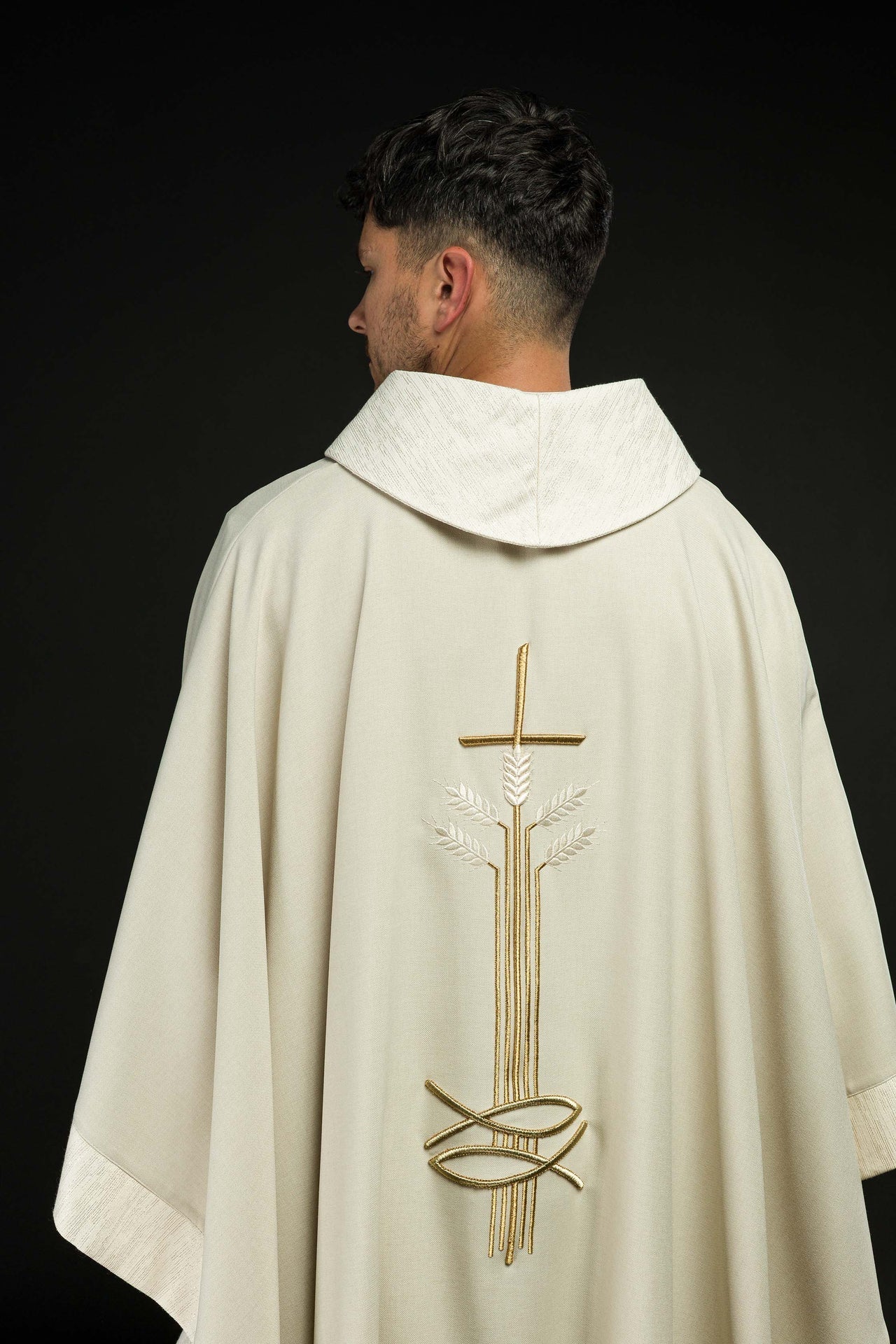 Ornat Liturgiczny Ecru z Haftem Krzyża, Kłosów i Ryb - alba.pl