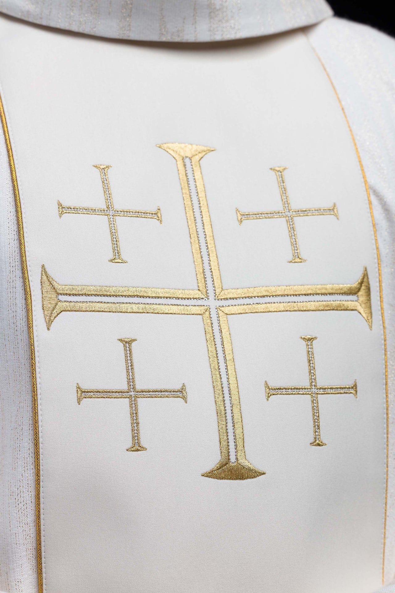 Ornat Liturgiczny Ecru z Haftem Krzyży Jerozolimskich i Złotą Lamówką - alba.pl