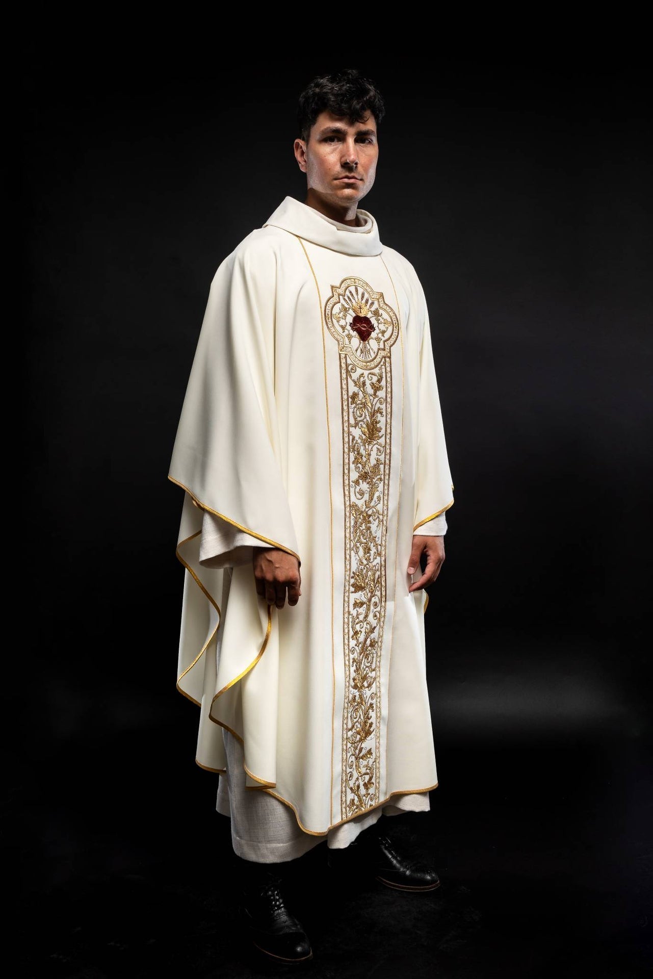 Ornat Liturgiczny Ecru z Haftem Serca Jezusa i PAX - alba.pl