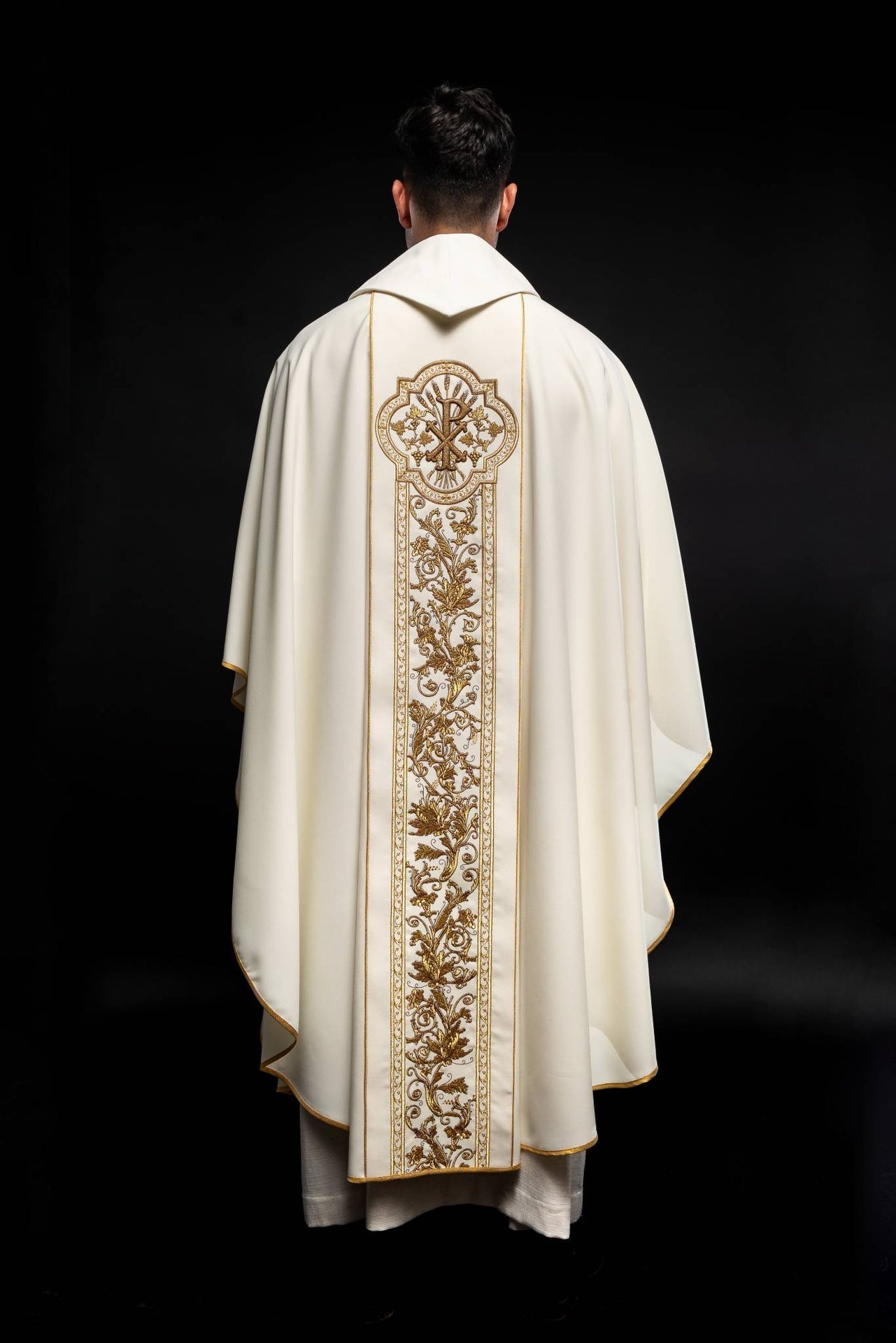 Ornat Liturgiczny Ecru z Haftem Serca Jezusa i PAX - alba.pl