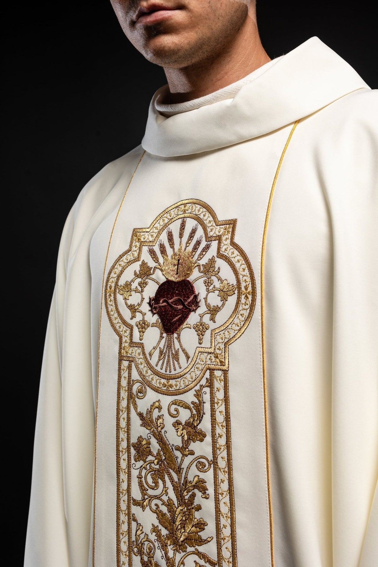 Ornat Liturgiczny Ecru z Haftem Serca Jezusa i PAX - alba.pl