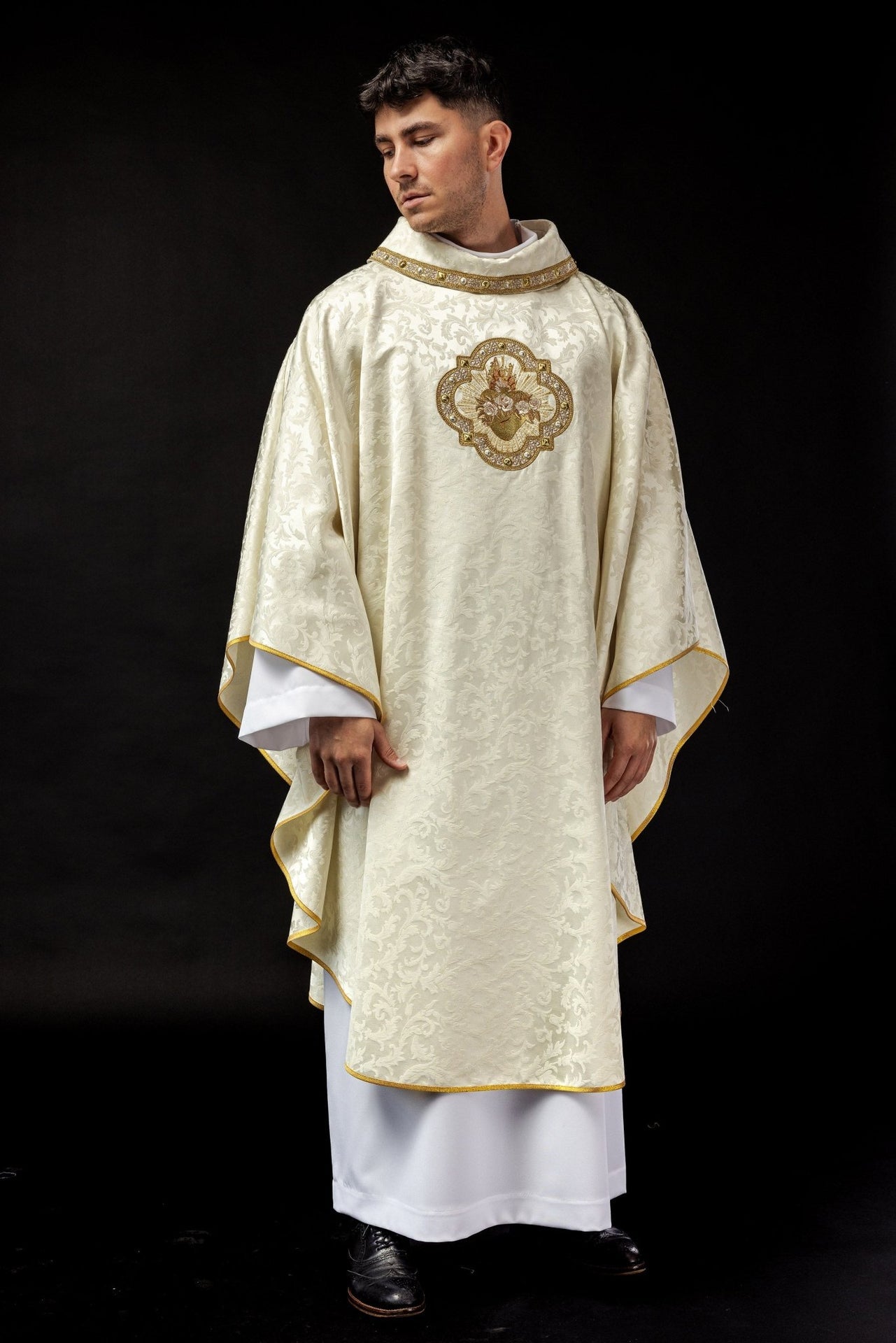 Ornat Liturgiczny Ecru z Haftem Serca Maryi na Żakardzie - alba.pl