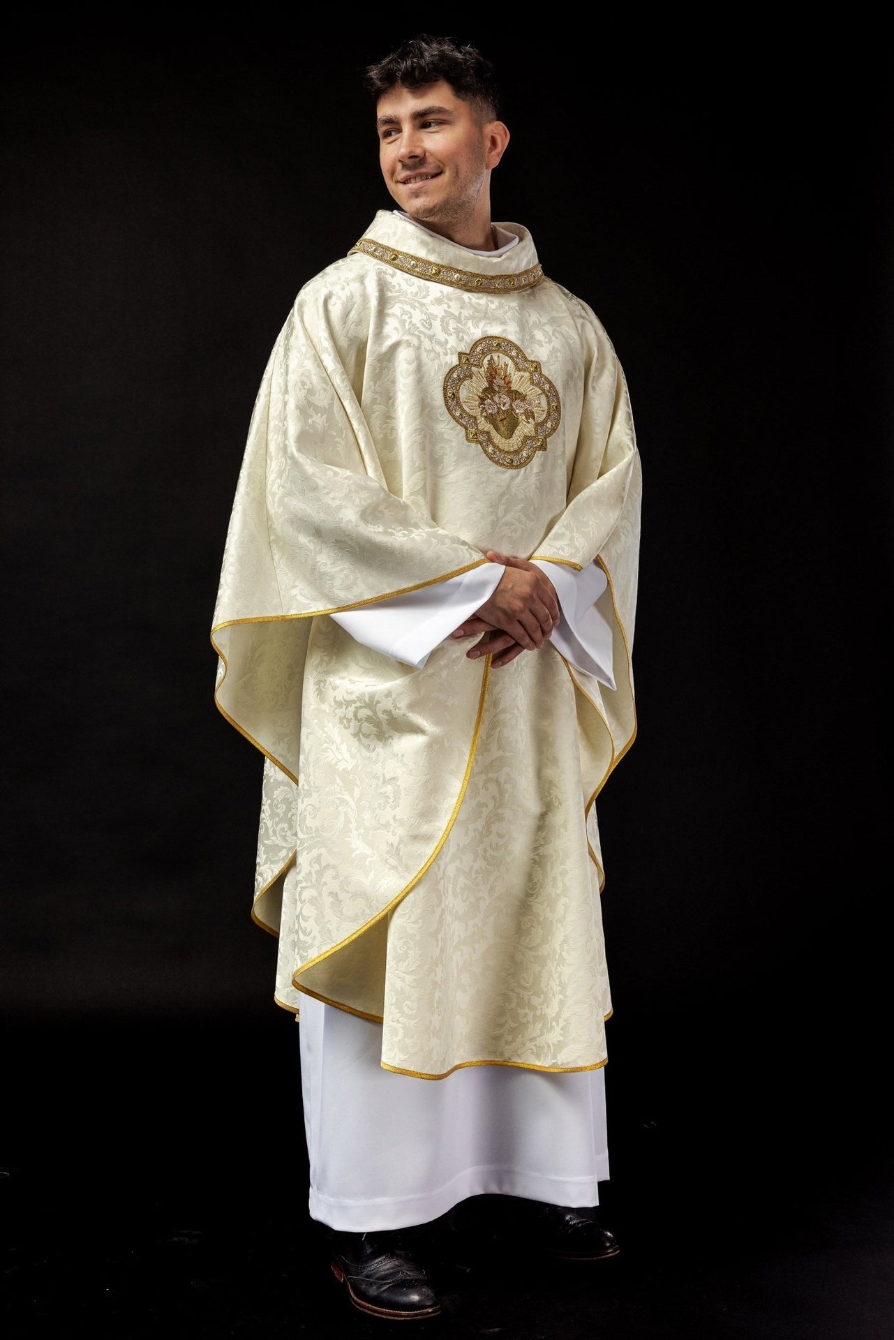 Ornat Liturgiczny Ecru z Haftem Serca Maryi na Żakardzie - alba.pl