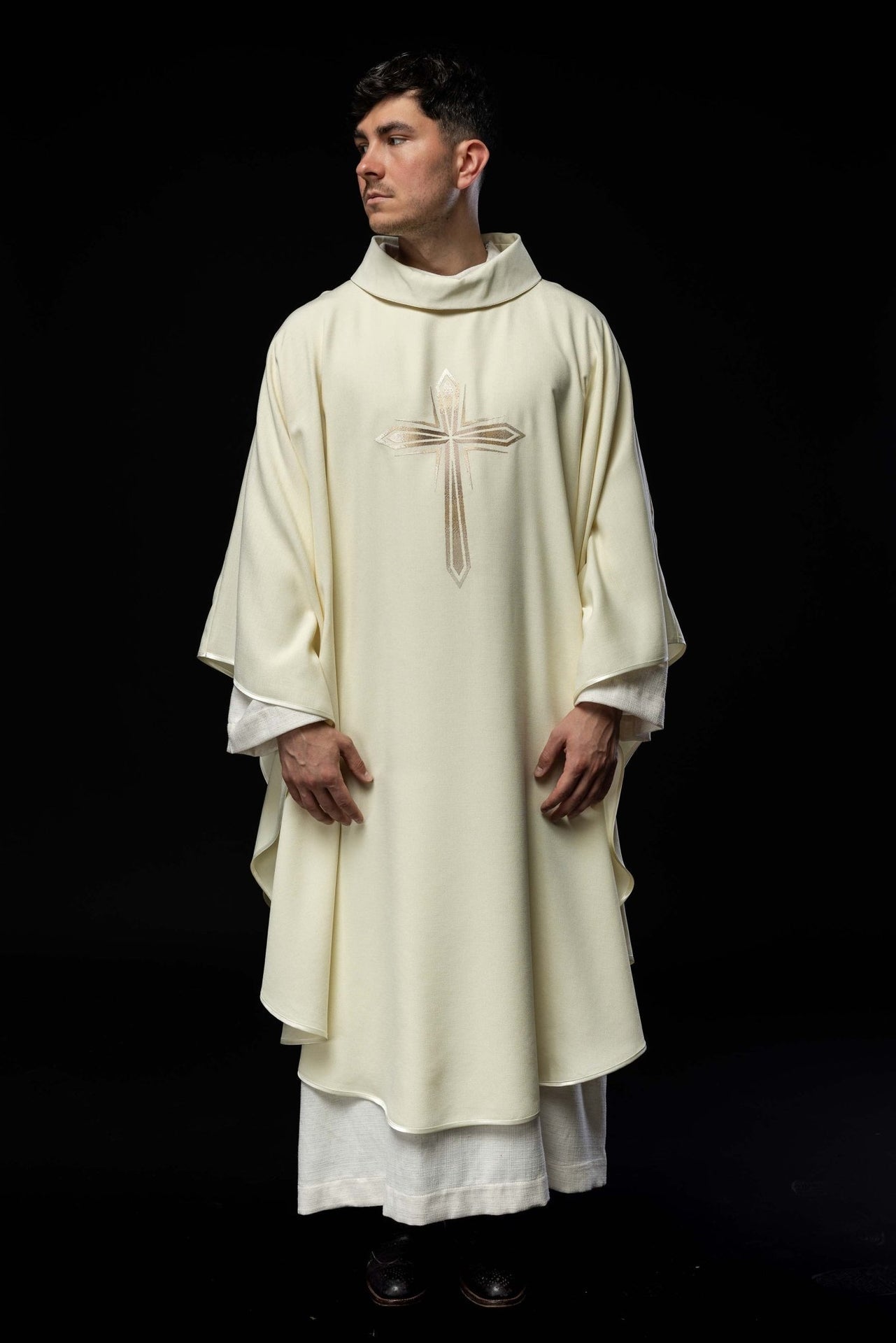 Ornat Liturgiczny Ecru z Haftowanym Krzyżem - Elegancki Design - alba.pl