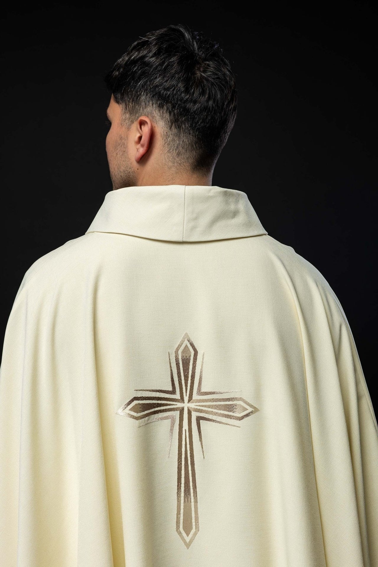 Ornat Liturgiczny Ecru z Haftowanym Krzyżem - Elegancki Design - alba.pl