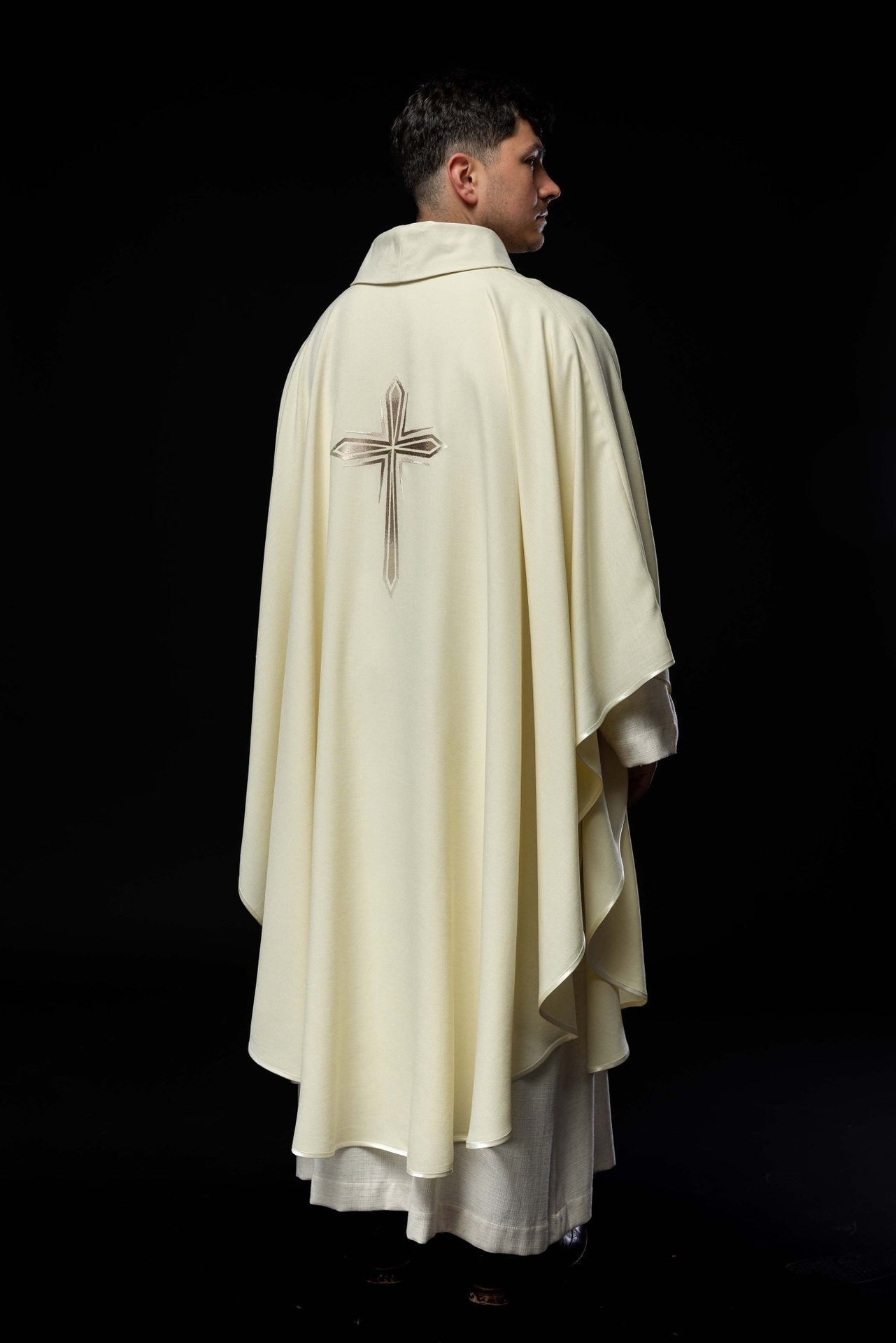 Ornat Liturgiczny Ecru z Haftowanym Krzyżem - Elegancki Design - alba.pl