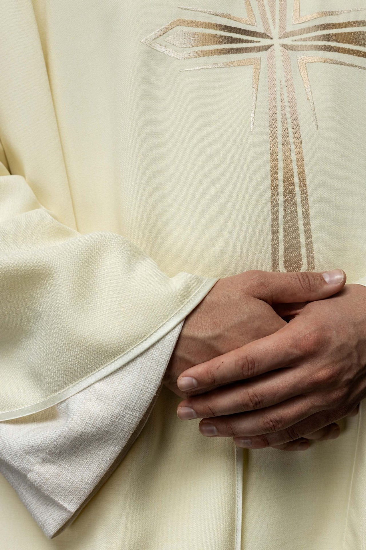 Ornat Liturgiczny Ecru z Haftowanym Krzyżem - Elegancki Design - alba.pl