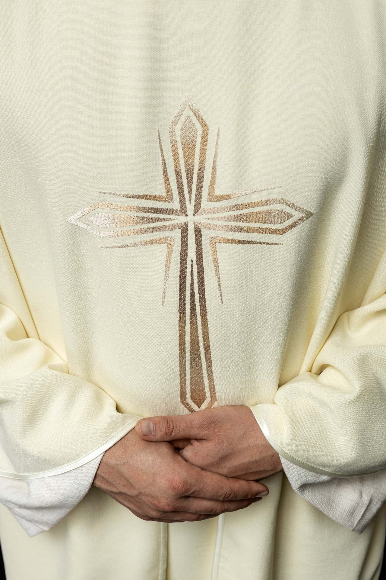 Ornat Liturgiczny Ecru z Haftowanym Krzyżem - Elegancki Design - alba.pl