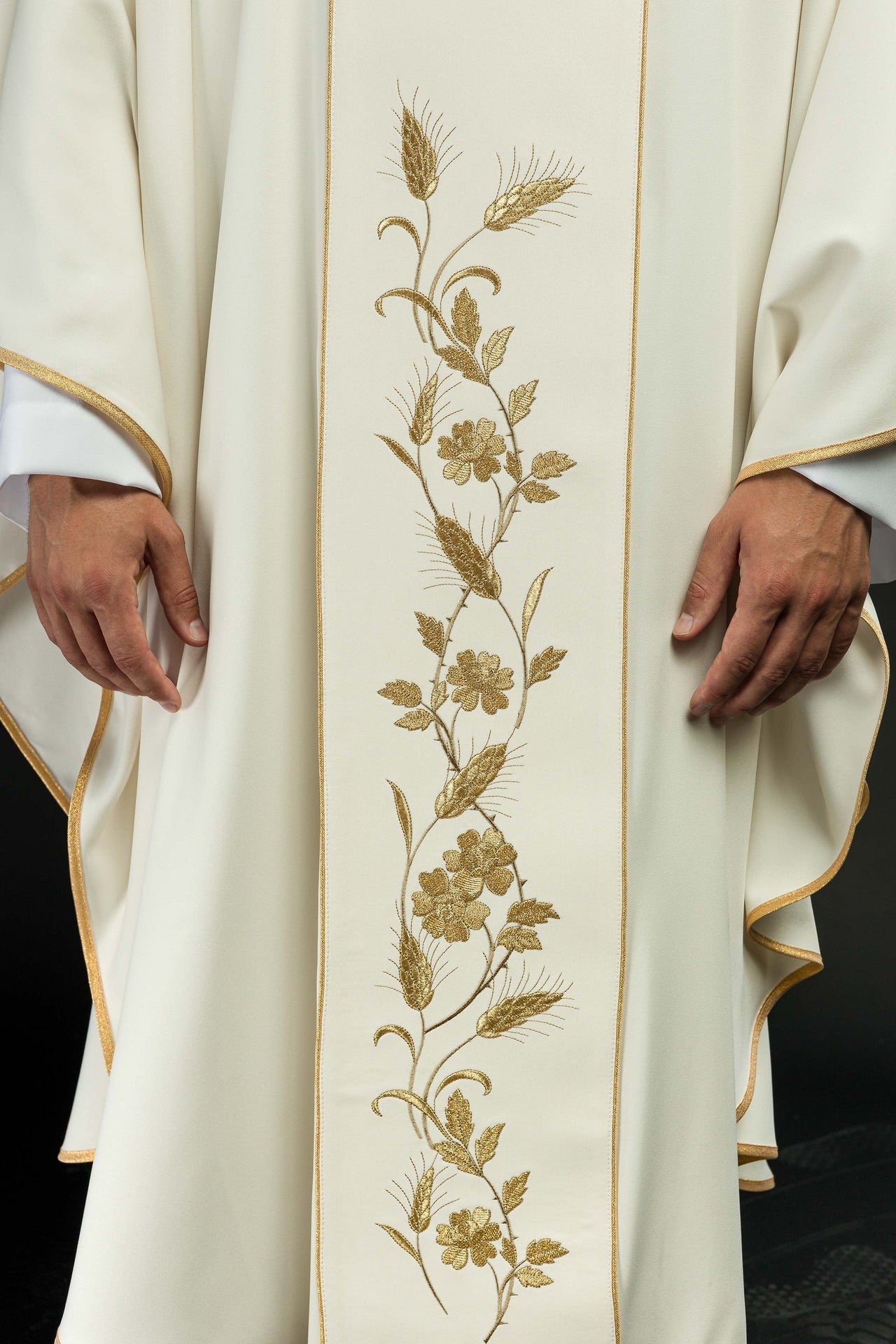 Ornat Liturgiczny Ecru z Haftowanym Krzyżem i Kłosami - alba.pl