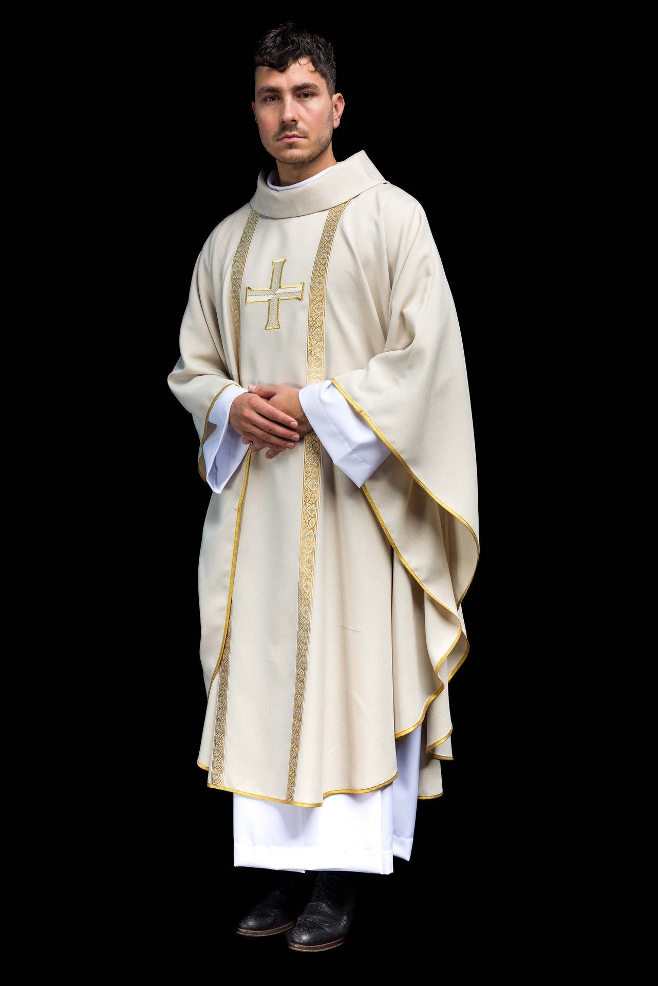 Ornat liturgiczny ecru z haftowanym krzyżem i taśmami żakardowymi - alba.pl