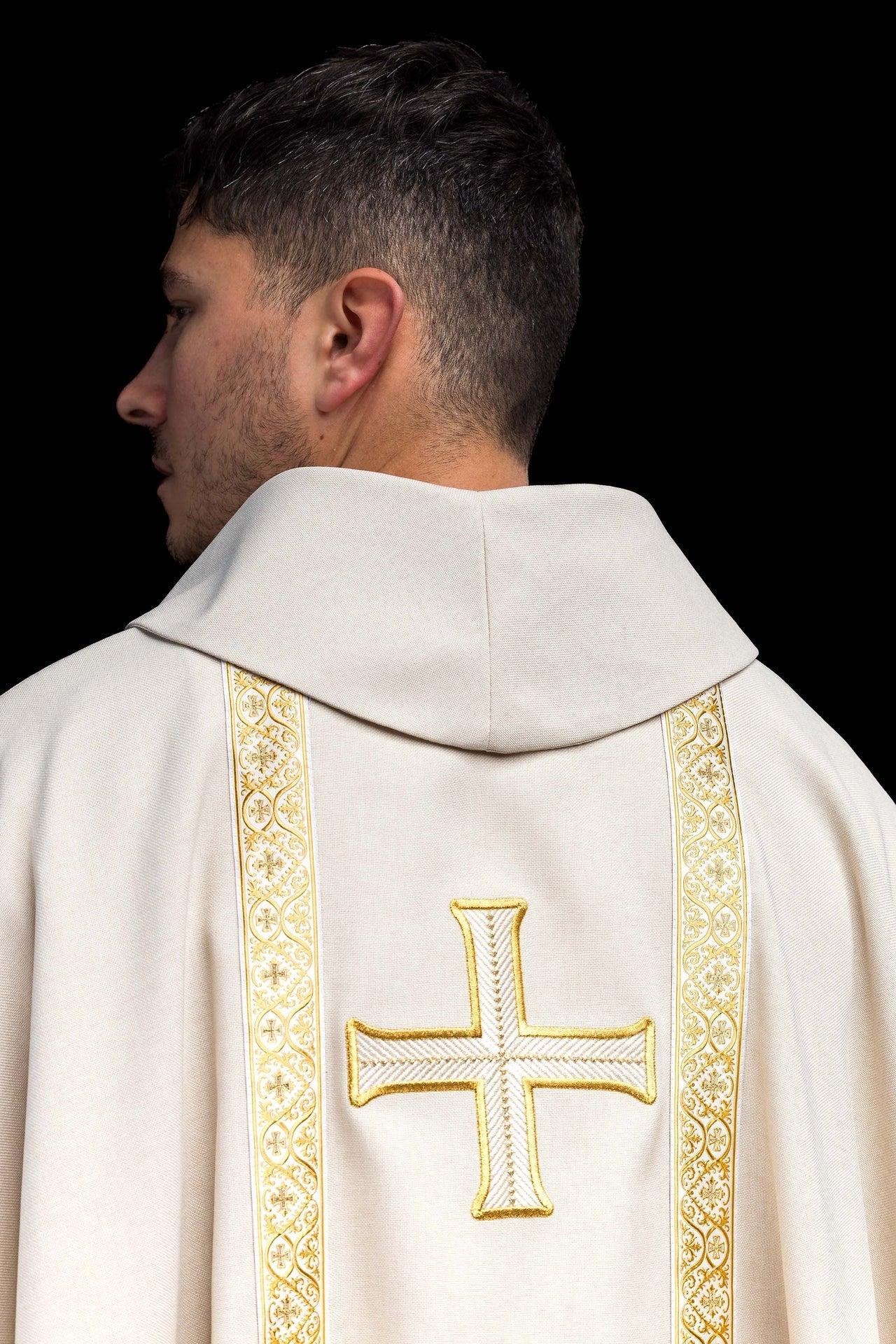 Ornat liturgiczny ecru z haftowanym krzyżem i taśmami żakardowymi - alba.pl
