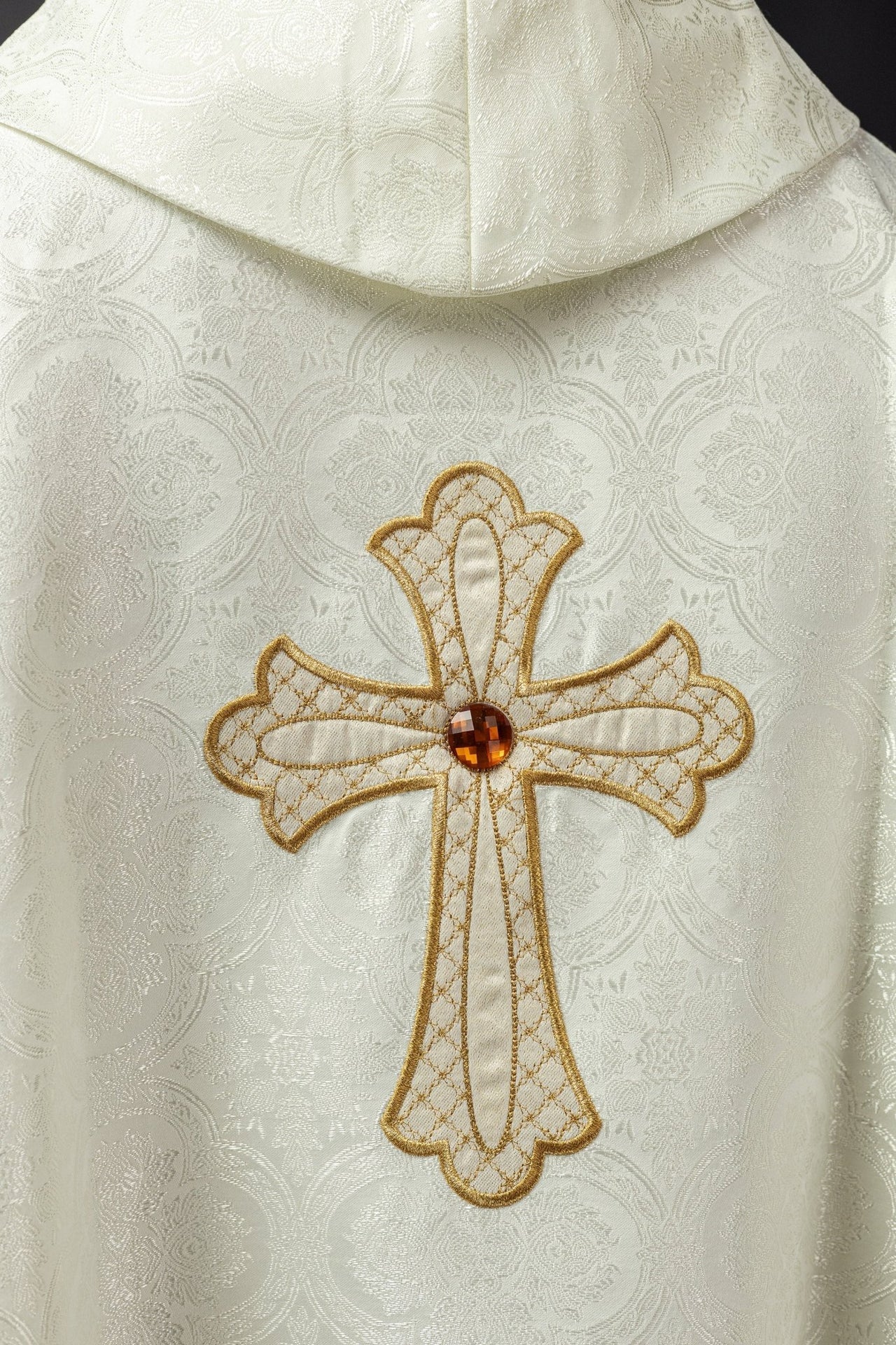 Ornat Liturgiczny Ecru z Haftowanym Krzyżem i Złotą Lamówką - alba.pl