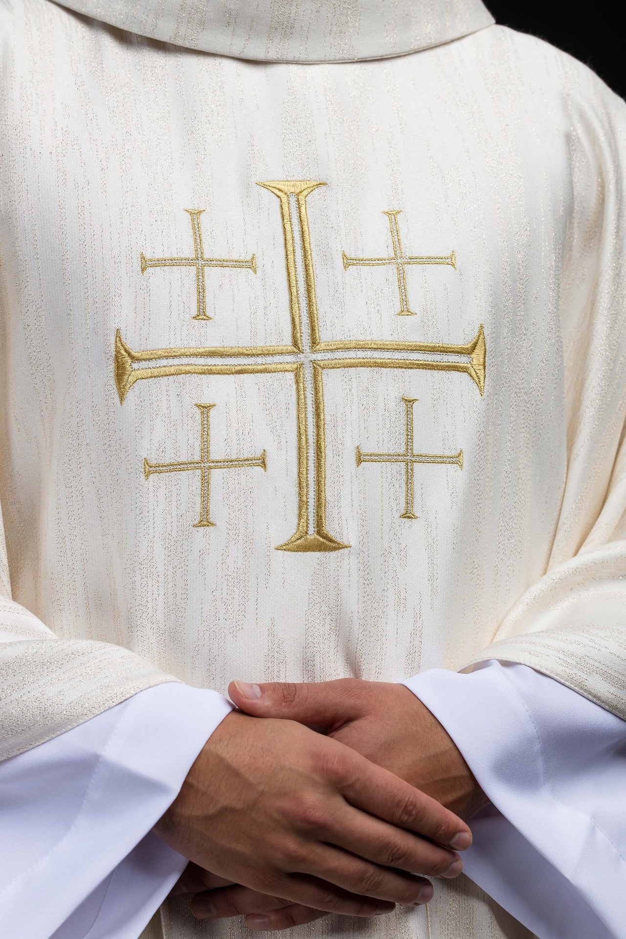 Ornat Liturgiczny Ecru z Haftowanym Krzyżem Jerozolimskim - alba.pl