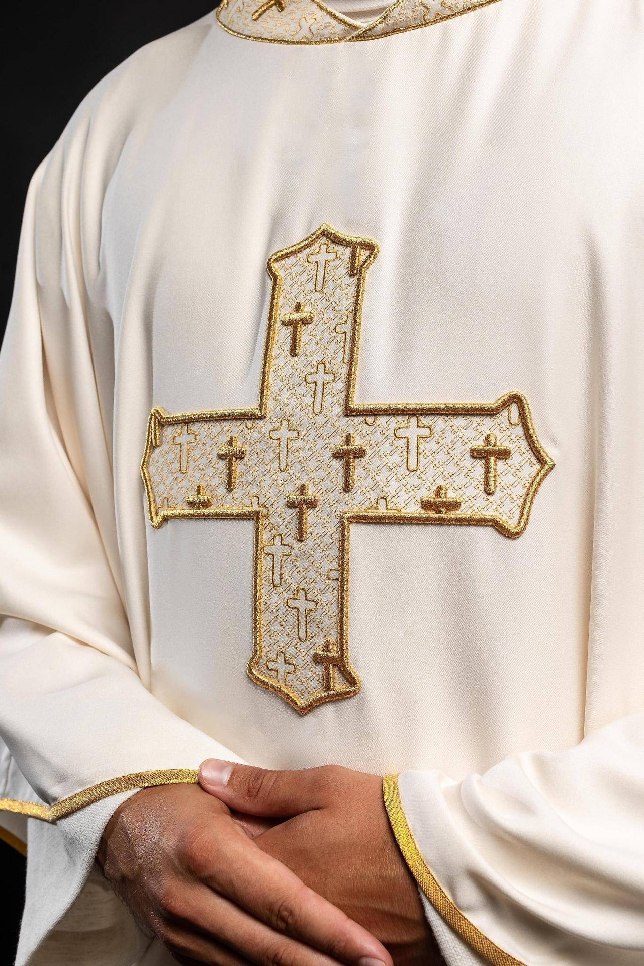 Ornat Liturgiczny Ecru z Haftowanym Krzyżem - Polska Produkcja - alba.pl