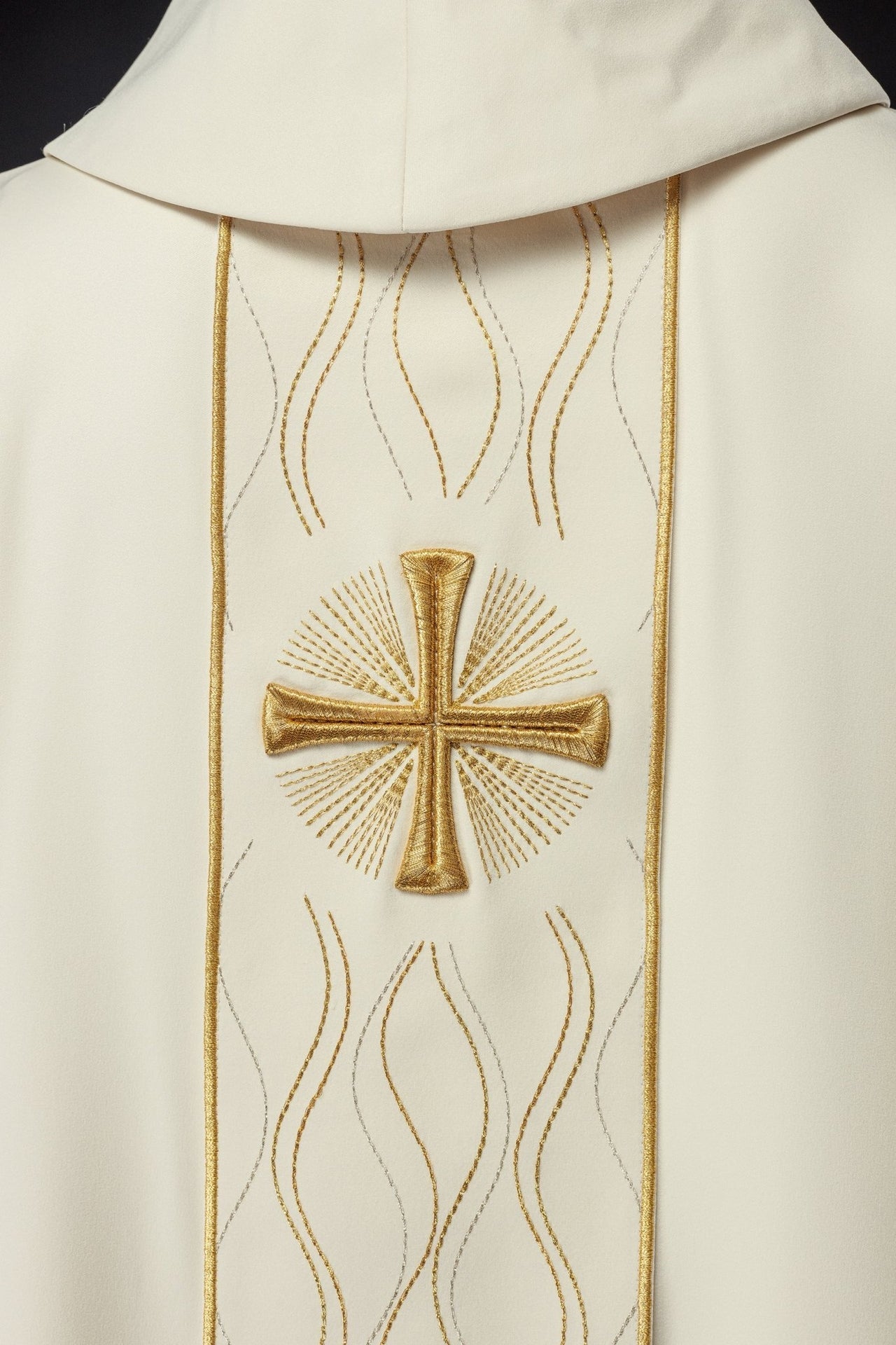 Ornat Liturgiczny Ecru z Haftowanym Krzyżem - Polski Producent - alba.pl