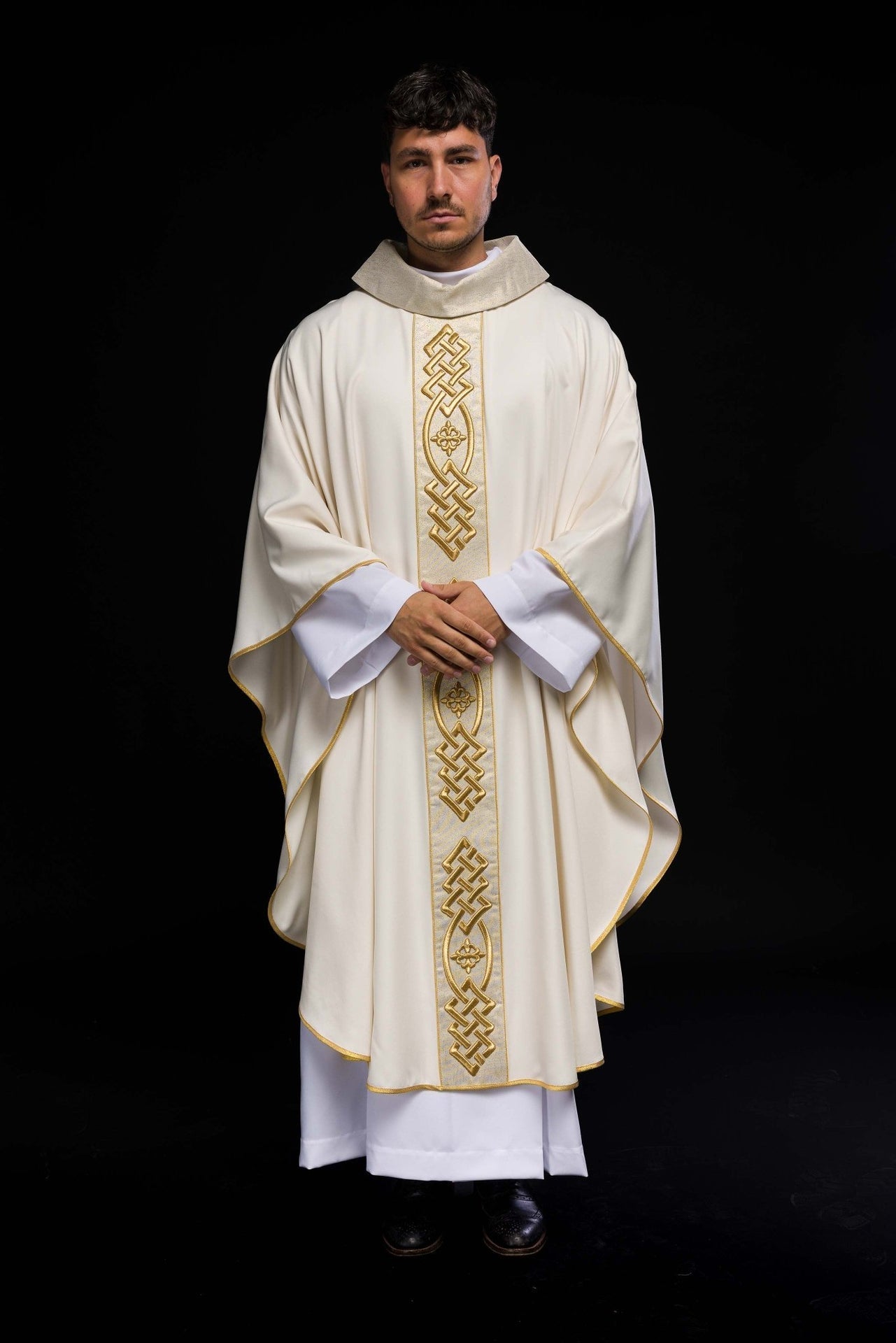 Ornat Liturgiczny Ecru z Haftowanym Krzyżem - Polski Produkt - alba.pl