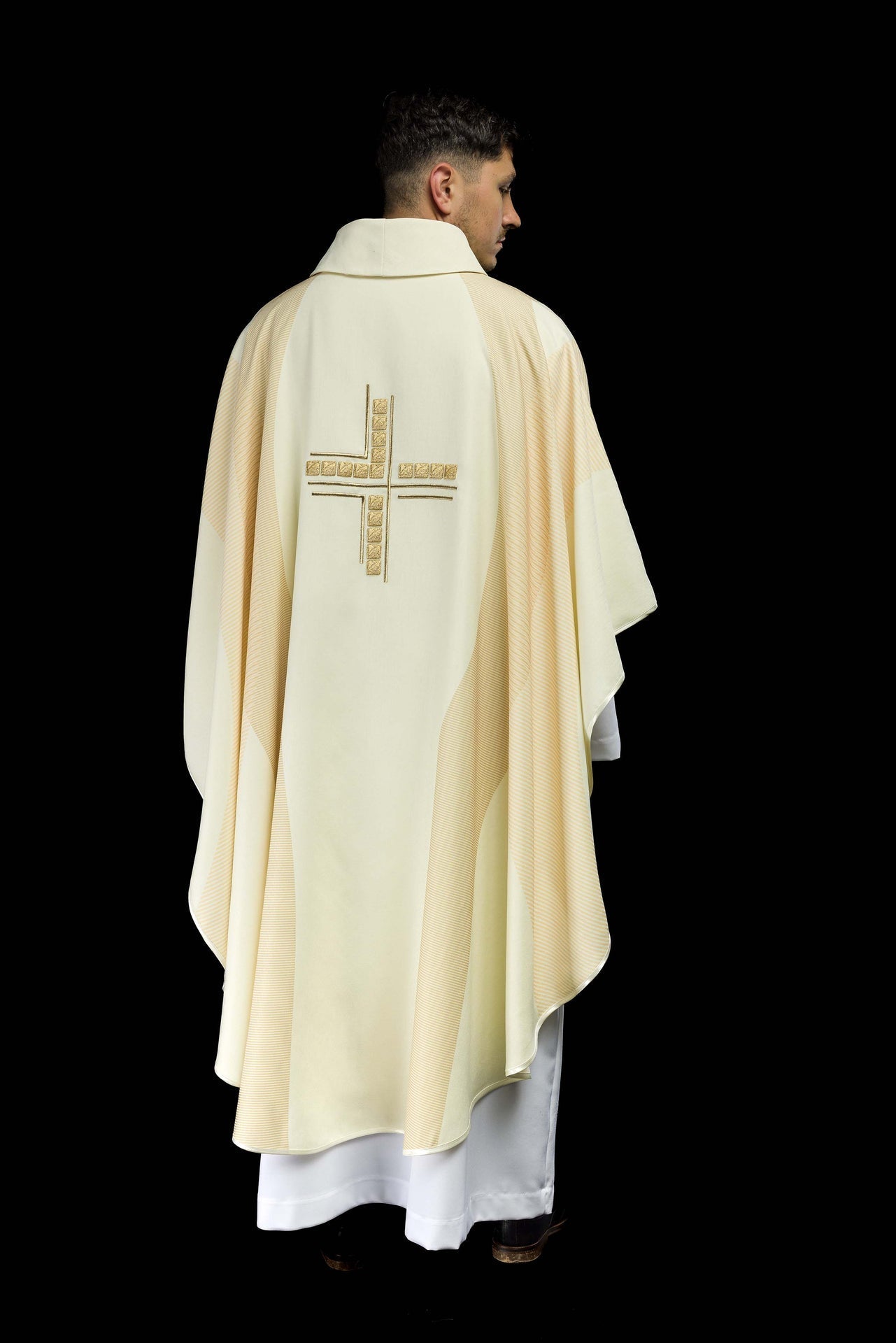 Ornat Liturgiczny Ecru z Haftowanym Krzyżem - Polski Produkt - alba.pl