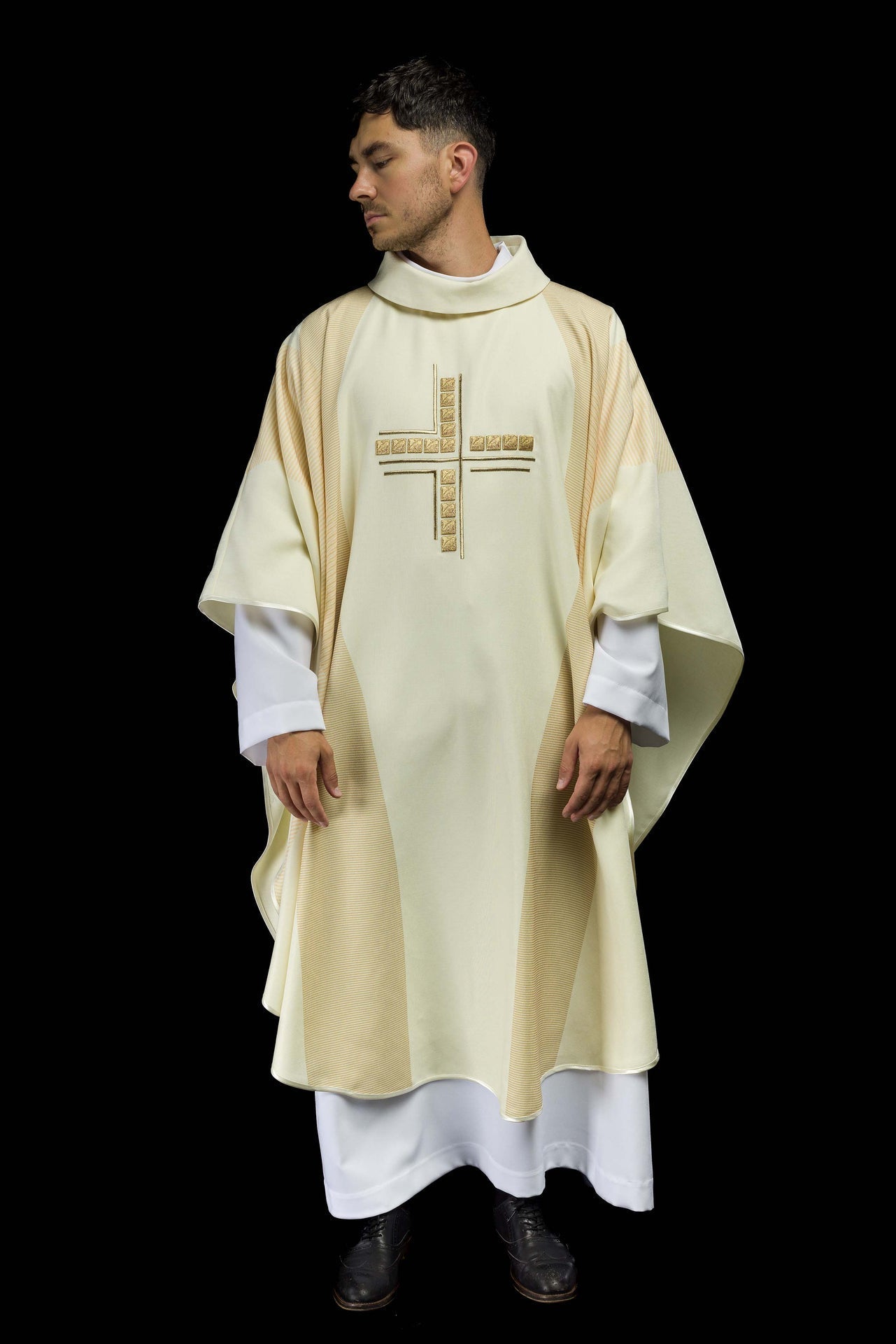 Ornat Liturgiczny Ecru z Haftowanym Krzyżem - Polski Produkt - alba.pl
