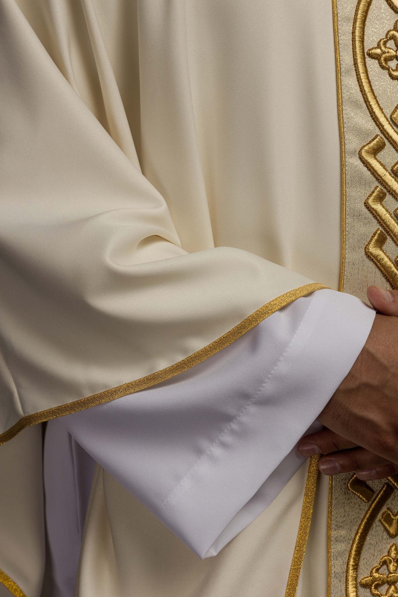 Ornat Liturgiczny Ecru z Haftowanym Krzyżem - Polski Produkt - alba.pl
