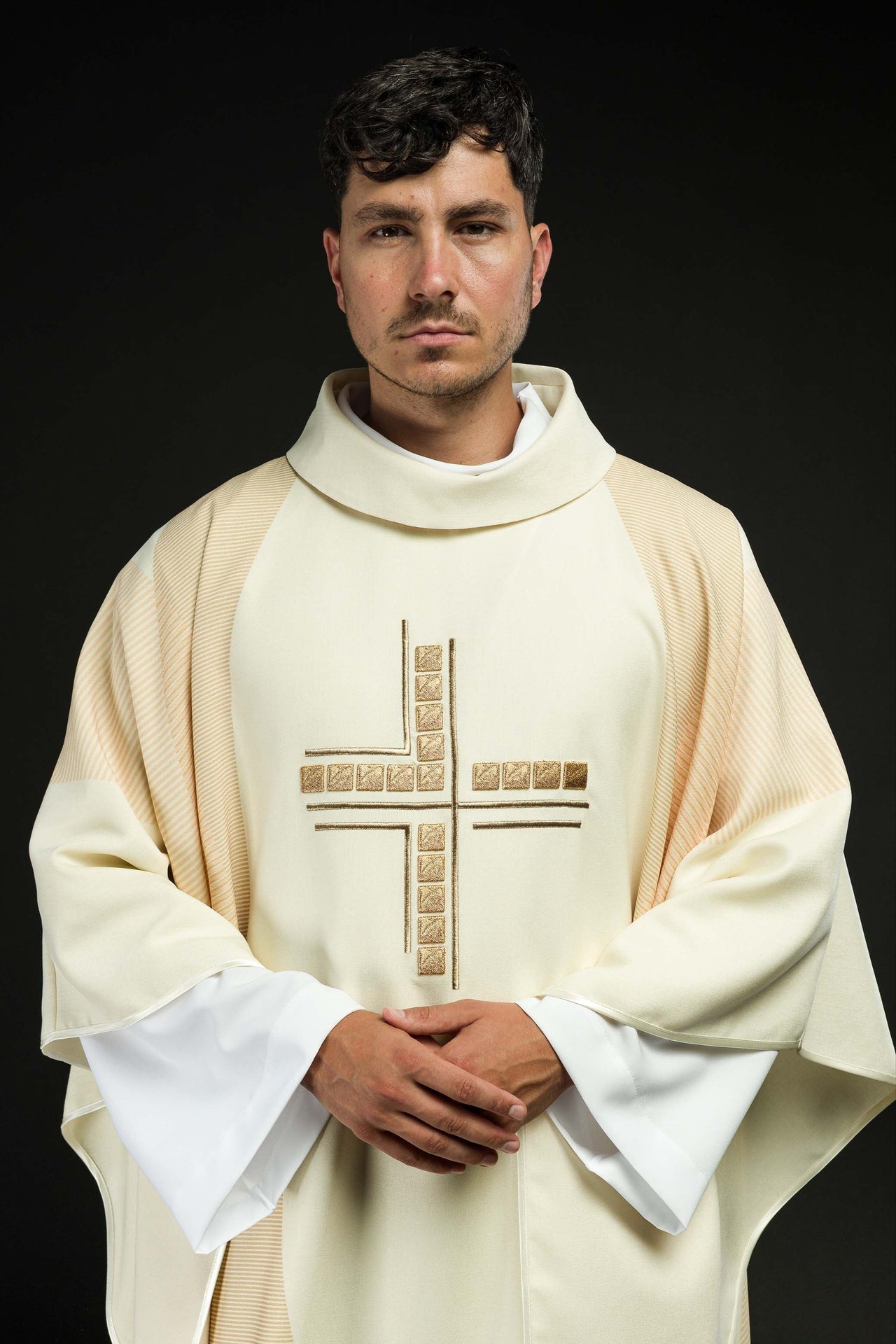 Ornat Liturgiczny Ecru z Haftowanym Krzyżem - Polski Produkt - alba.pl