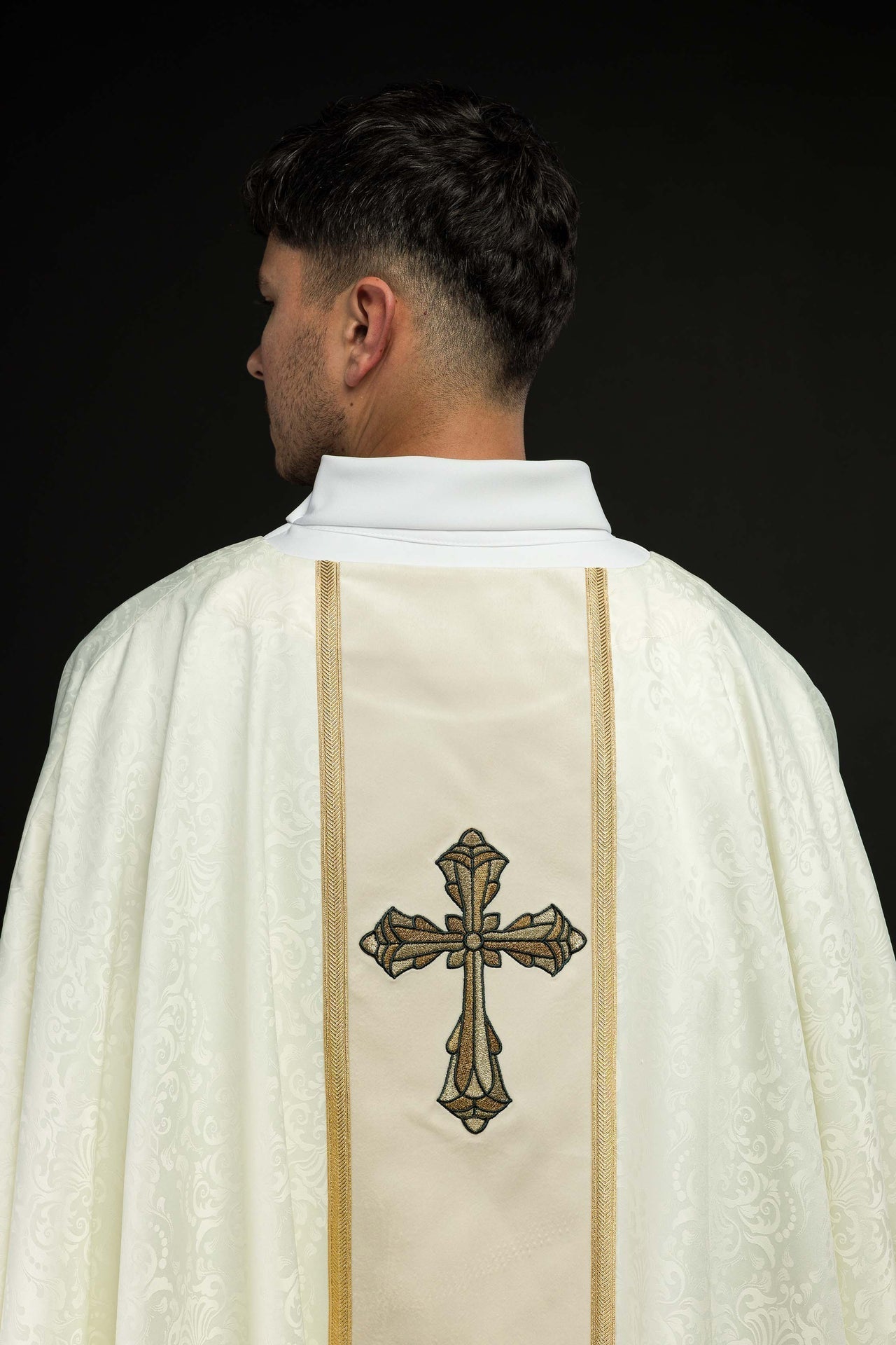 Ornat Liturgiczny Ecru z Haftowanym Krzyżem Żakardowym - alba.pl