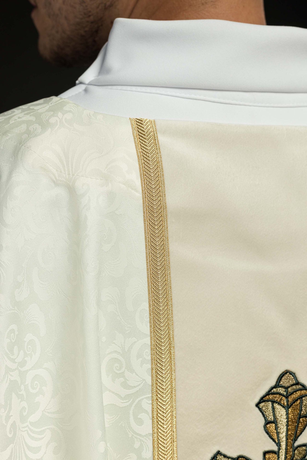 Ornat Liturgiczny Ecru z Haftowanym Krzyżem Żakardowym - alba.pl