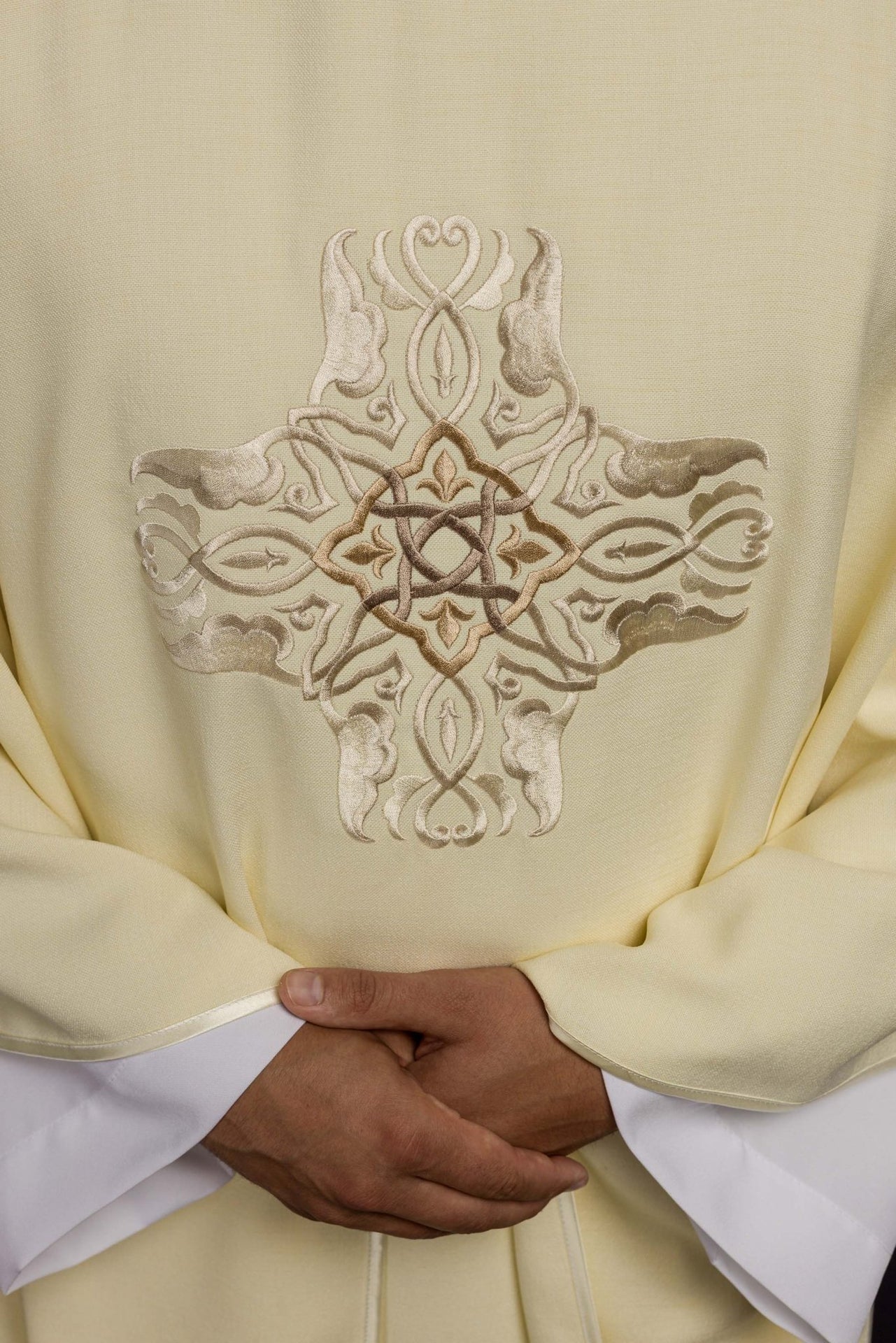 Ornat Liturgiczny Ecru z Haftowanym Krzyżem Złotym Nicią - alba.pl