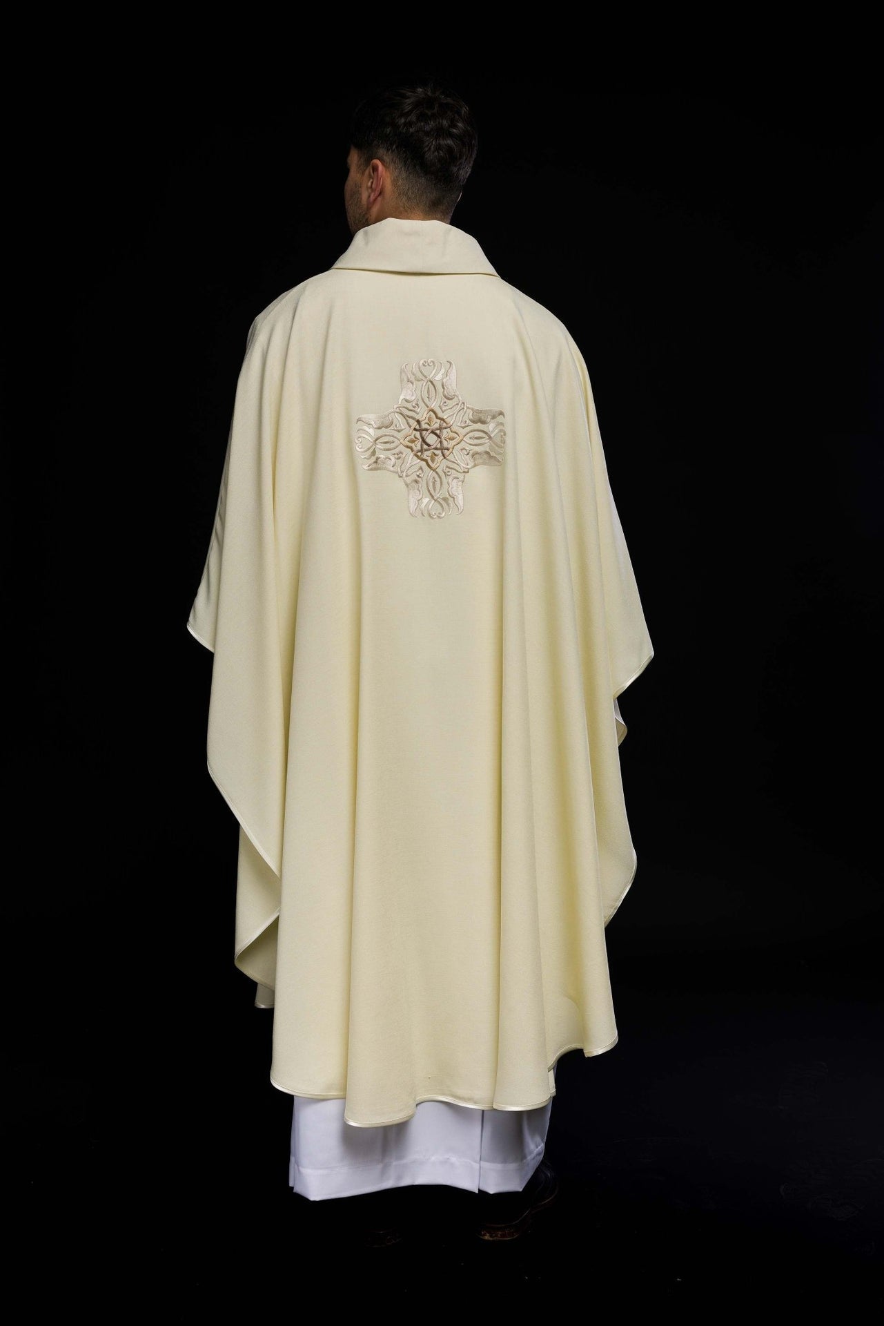 Ornat Liturgiczny Ecru z Haftowanym Krzyżem Złotym Nicią - alba.pl