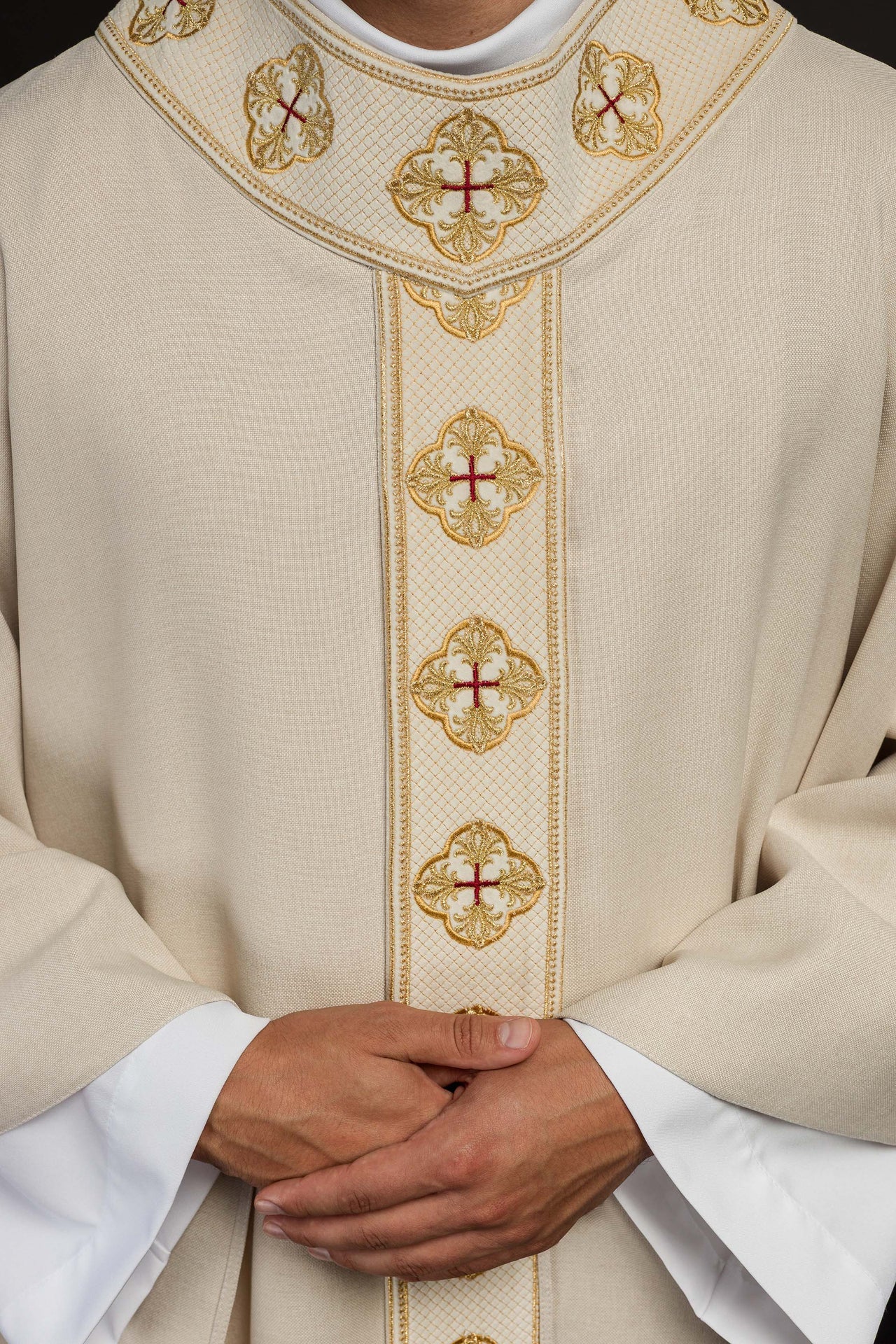 Ornat Liturgiczny Ecru z Haftowanym Pasem i Kołnierzem w Krzyże - alba.pl