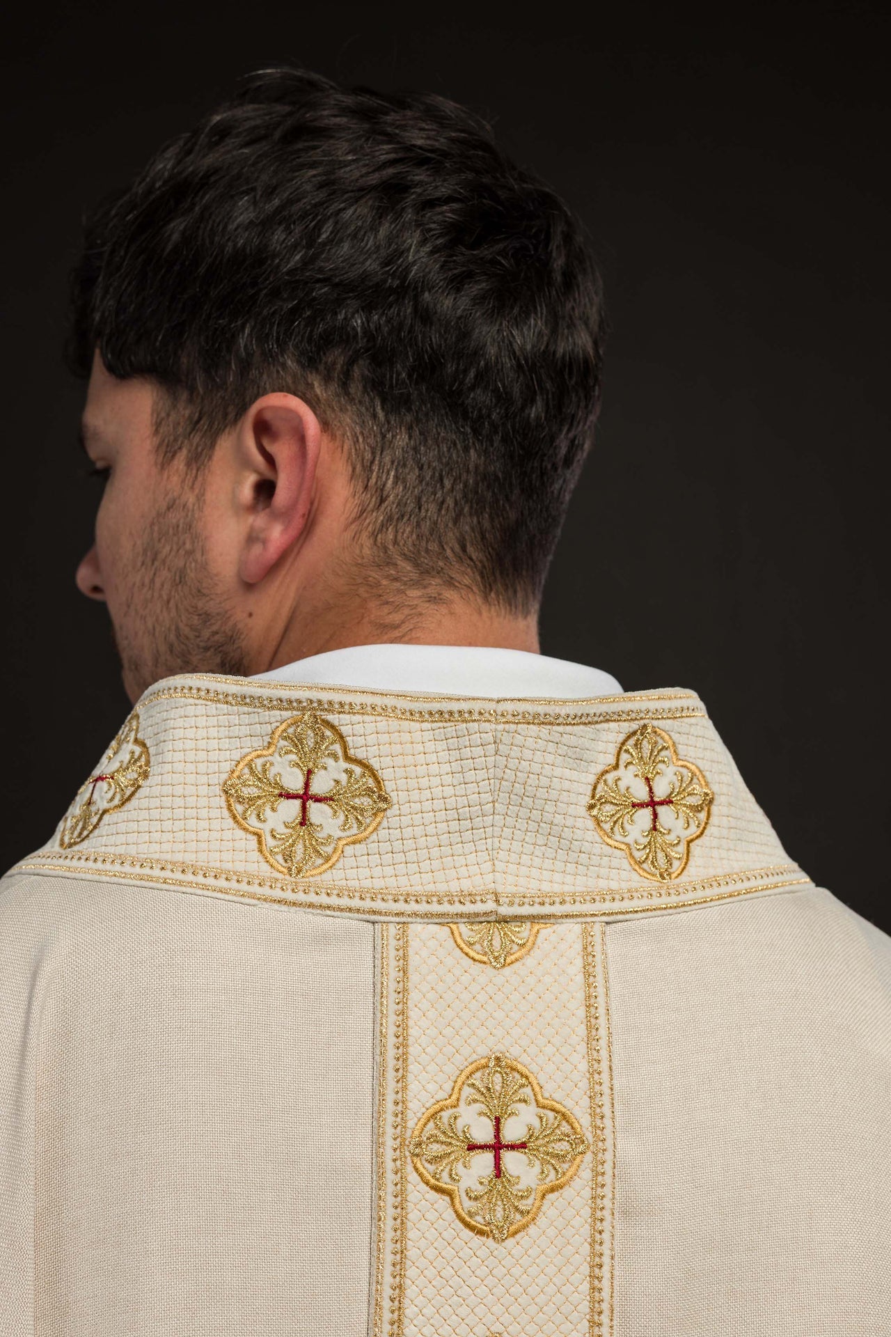 Ornat Liturgiczny Ecru z Haftowanym Pasem i Kołnierzem w Krzyże - alba.pl
