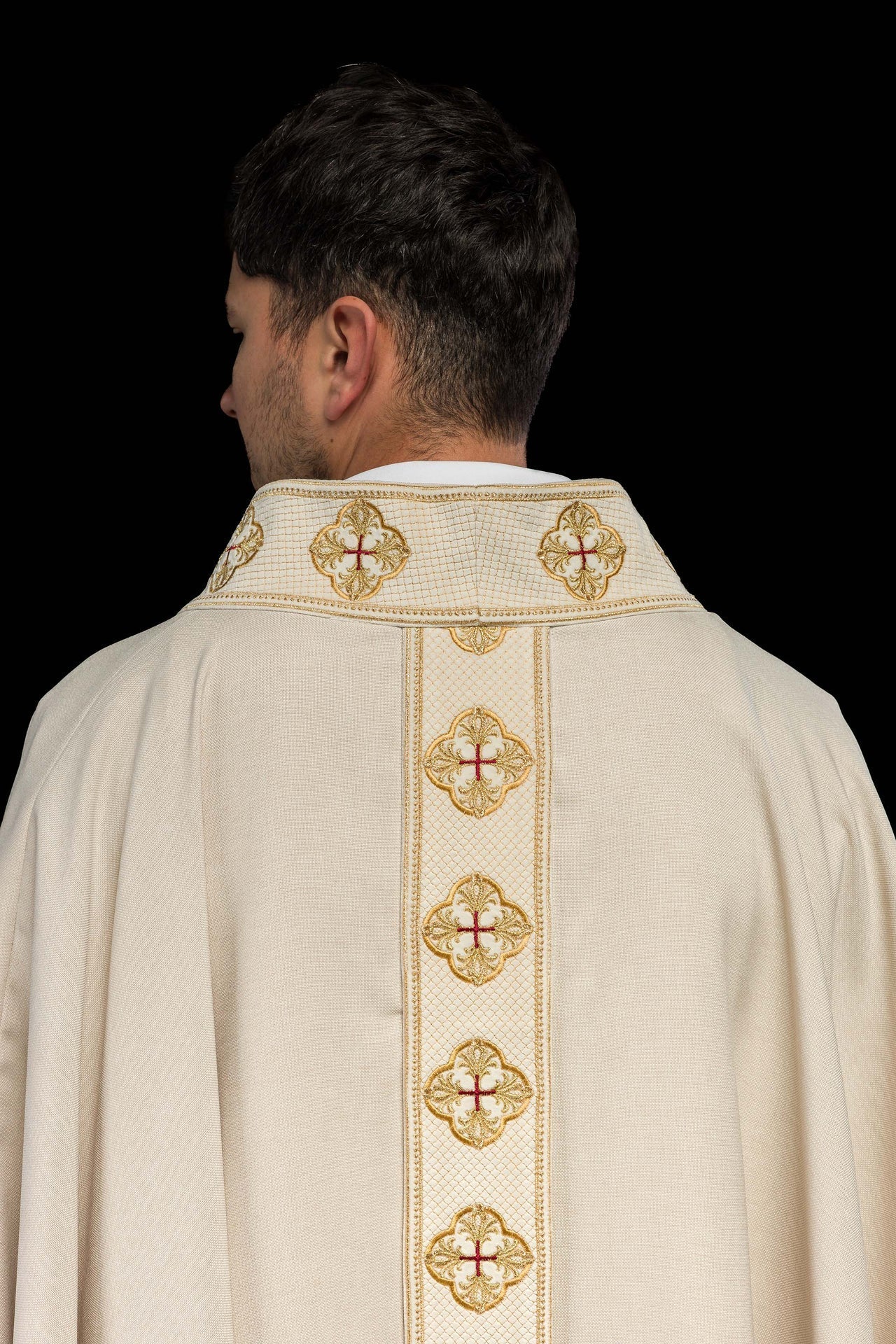 Ornat Liturgiczny Ecru z Haftowanym Pasem i Kołnierzem w Krzyże - alba.pl