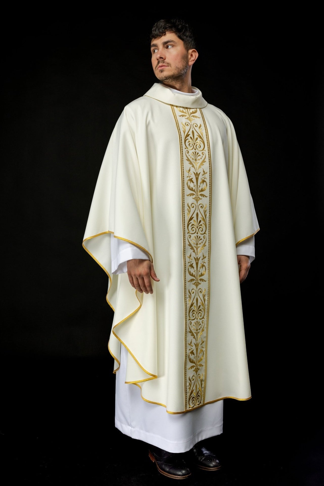 Ornat Liturgiczny Ecru z Haftowanym Pasem i Złotą Lamówką - alba.pl